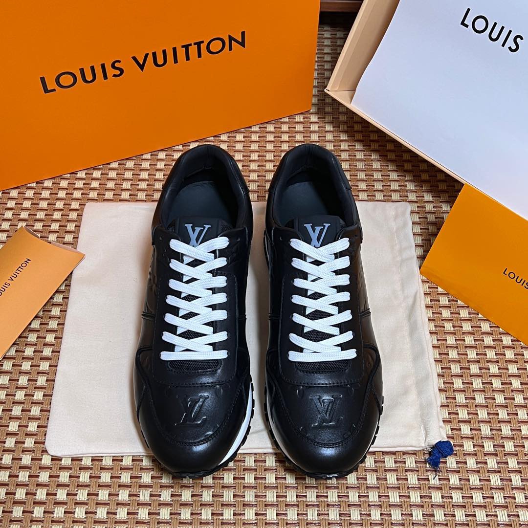NO:271014,LV Louis Vuitton, new RUN AWAY men's sneakers. Official price, draws on the essence of classic running shoes, and creates the iconic Run Away sneakers. The upper is made of original Monogram floral embossed cowhide/calfskin clever splicing, super texture. It is matched with a technological rubber outsole and foam combination cowhide, and there are L* letters on the toe and side for blessing. The heel is decorated with Vuitto* tag. Inner cowhide, independent and integrated rebound latex cowhide. Excellent comfort. Standard counter number 39~44 (38.45.46 can be customized) outdoor veteran driver's driving shoes,,louis vuitton,louis vuitton,sneakers,cowhide19860909莞产.代购级 LV 路易威登 新款 RUN AWAY 男士运动鞋.官方售价,汲取经典跑鞋的设计精髓,创造标志性 Run Away 运动鞋 鞋面采用原版 Monogram 花卉压花牛皮/小牛皮巧妙拼接,超强质感 搭配科技橡胶外底和发泡组合牛皮饰边,鞋头和侧面都有 L*字母饰以加持 后跟饰有Vuitto* 标签 内里牛皮,独立一体回弹乳胶牛皮垫脚 舒适度极好 标准专柜码数39～44（38.45.46可定做） 户外老司机驾车鞋,,louis vuitton,louis vuitton,sneakers,cowhide,Men's shoes