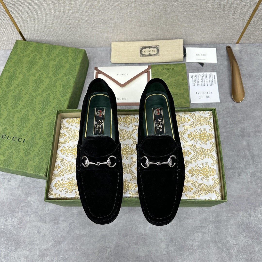 NO:271032,The top version of the new men's horse-bit loafers, the official price is rmb, 600, made of imported cowhide soft grain cowhide, green water-dyed cowhide inner green cowhide, green cowhide foot pads, the slightly squinted shoe shape fits the curve of the foot, Italian leather outsole, perfectly upgraded foot feel. Since the 1950s, this loafer has been a classic item in Gucc* series, constantly adding subtle novelty to classic design and continuously recreate the collection elements. In Gucci's 
