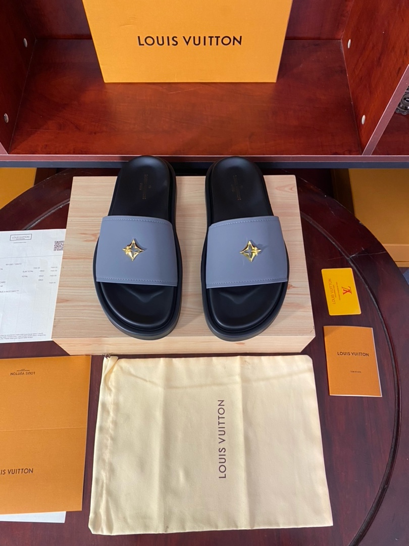 NO:271158,【LOUlS VUlTTON】 Louis Vuitton ~ Unique style slippers LV counter purchasing casual shoes Men's 2025 counters are available simultaneously, upper LV, Italian imported original brand selected top layer soft cowhide. Sheepskin inner lining (refuse to remove and polish the feet) sole original factory special supply original sole, French lazy style design Original single quality Super comfortable original sole. Just like the real thing is more beautiful, suitable for outdoor veteran drivers to drive, high-quality board shoes, men's shoes size 38-44 45 can be customized,, louis vuitton, louis vuitton, slippers, cowhide, sheepskin19860909【LOUlS VUlTTON】路易威登～独特现风 拖鞋 LV专柜代购休闲鞋 男士2025专柜同步发售,鞋面LV,意大利进口原版品牌精选头层柔软牛皮.羊皮内里（拒绝脱色磨脚）鞋底原厂特供原版底,法国懒人风格设计 原单品质 超舒服原版底 .就好像实物拍摄实物更赞 适合户外老司机驾车完美 高品质板鞋,男装男鞋码数38-44 45可定做,,louis vuitton,louis vuitton,slippers,cowhide,sheepskin,Men's shoes