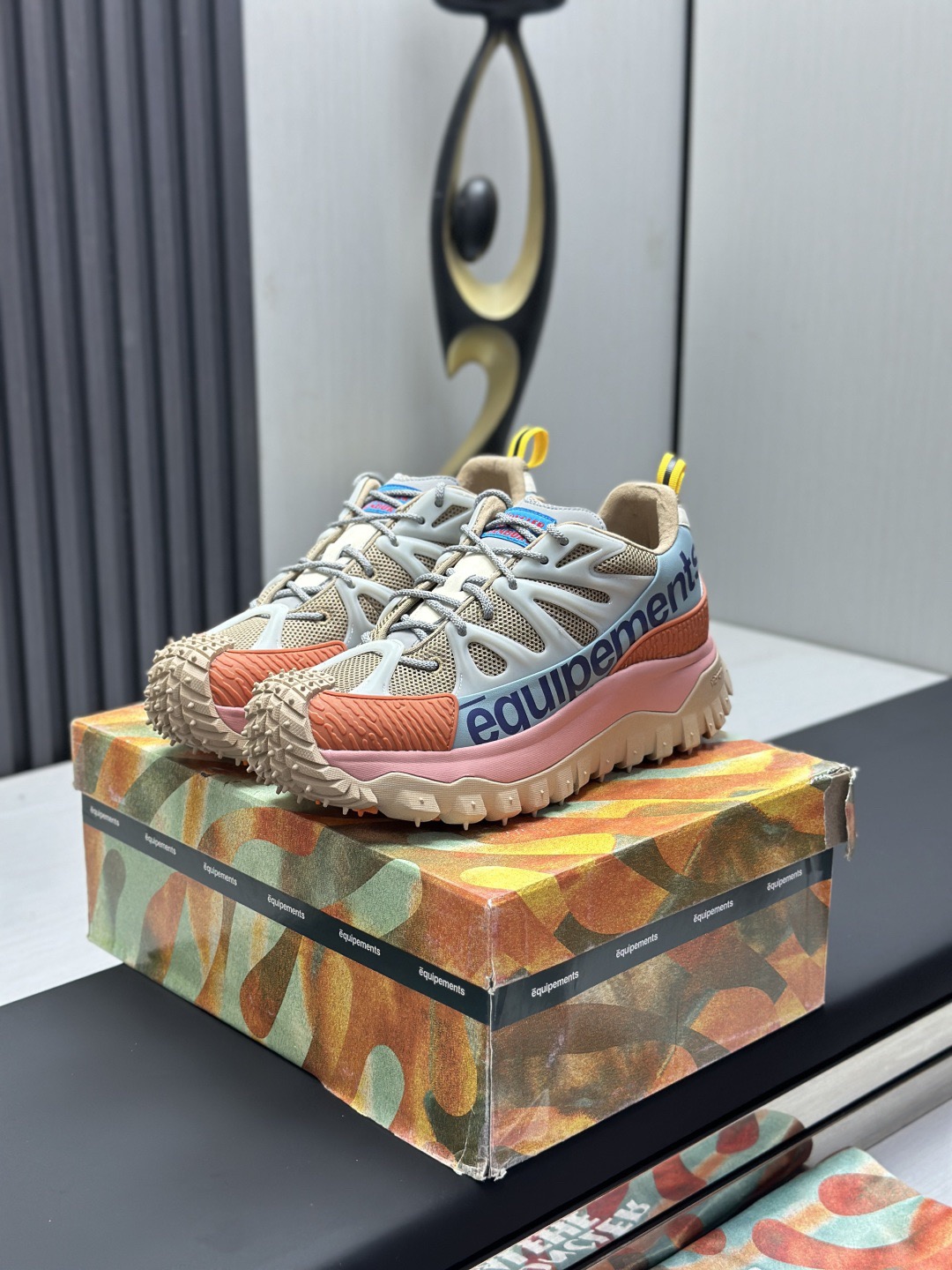 NO:730197,Moncler Trailrip GTX Shock-Absorbing Tear-Resistant Outdoor Sneaker Moncler seamlessly blends high-end design elements with all-around practicality to launch this all-around trail shoe made from ultra-durable components for harsh environments. Featuring a ripstop mesh upper, GORE-TEX waterproof coating, Tech Tough rubber reinforcement and a Vibram MERAGRIP anti-slip tread sole. It provides unparalleled comfort and stability. Whether you are off-roading or hiking or strolling in the city, this latest pair of Trailgripa  They are all ultimate companions. Achieve the lightest off-road performance. Purchase original shoes to support any comparison. Cordura tear-proof nylon Goretex waterproof material 3M reflective tape Tech Tough rubber reinforcement Vibram MEGAGRIP anti-slip pattern outsole RB MD carbon plate TPu five-layer separated outsole combination - size 36-45, Moncler, sneakers19860909Moncler盟可睐 Trailrip GTX 减震抗撕裂户外运动鞋  Moncler能够将高端设计元素与全面实用性无缝融合,推出这款采用超级耐用的部件制成,适用于恶劣的环境全能越野鞋.采用防撕裂网眼鞋面,GORE-TEX防水涂层,Tech Tough橡胶加固和Vibram MERAGRIP防滑花纹鞋底.提供无与伦比的舒适和稳定性.无论您是越野还是徒步旅行还是城市漫步,这对最新的Trailgripa 都是终极伴侣.实现最轻量化的越野性能 原鞋购入 支持任何比对 Cordura 防撕裂尼龙 Goretex防水材质 3M反光带 Tech Tough橡胶加固 Vibram MEGAGRIP防滑花纹大底 RB MD 碳板 TPu 五层分离大底组合 -码数36-45码,,Moncler,sneakers,Men's shoes