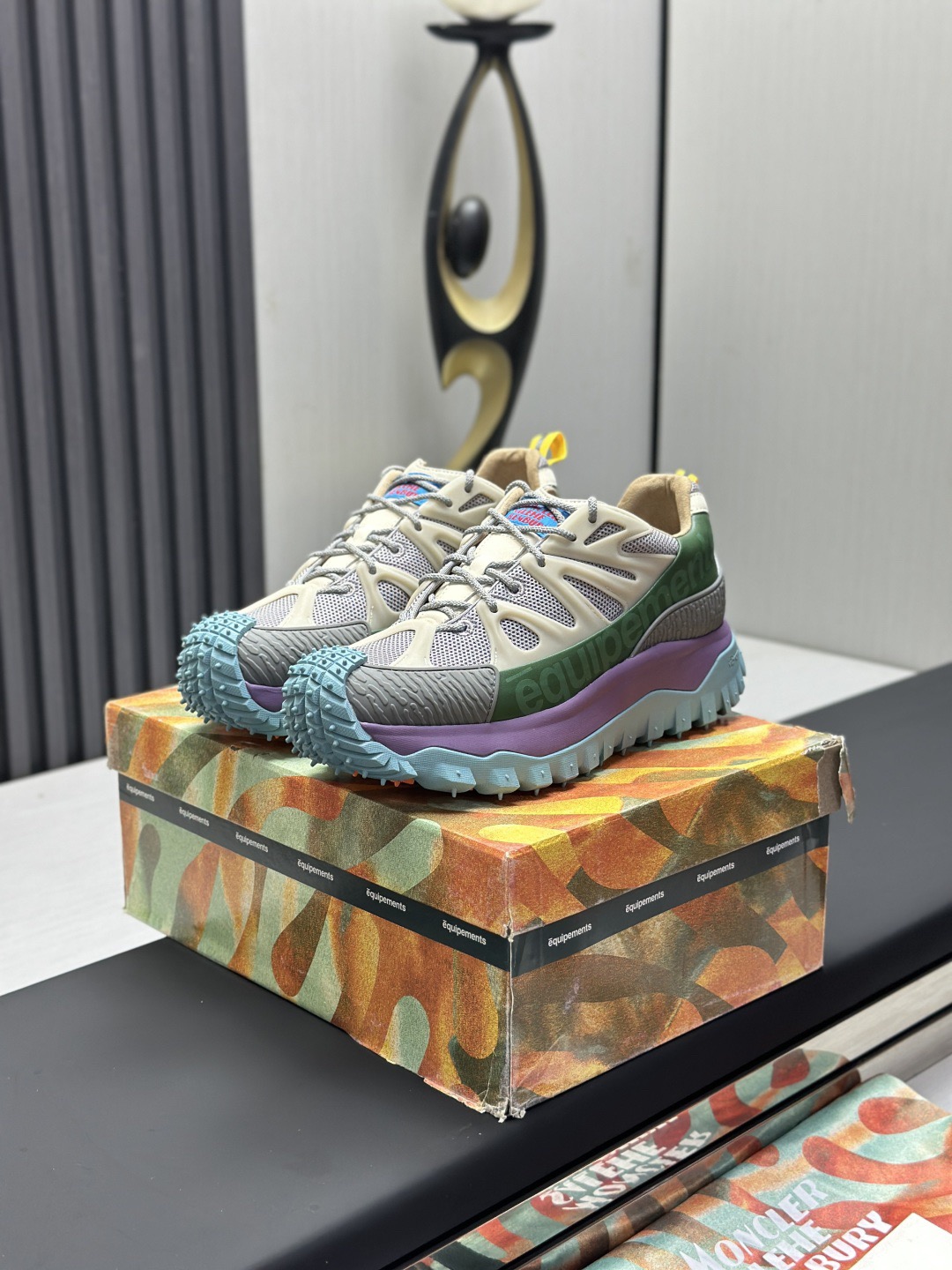 NO:511016,Moncler Trailrip GTX Shock Absorbing and Tear-resistant Outdoor Sneaker Moncler is able to seamlessly blend high-end design elements with comprehensive practicality, launching this all-round off-road shoe made of super durable parts for harsh environments. It features a ripped-resistant mesh upper, GORE-TEX waterproof coating, Tech Tough rubber reinforcement and Vibram MERAGRIP non-slip pattern sole. It offers unparalleled comfort and stability. Whether you are off-road, hiking or city stroll, this is the ultimate companion for the latest Trailgripa. Achieve the lightest off-road performance Original Shoes Buy Supports any comparison Cordura ripped-resistant nylon Goretex waterproof material 3M reflective belt Tech Tough rubber reinforcement Vibram  MEGAGRIP anti-slip pattern large bottom RB MD carbon board TPu five-layer separation large bottom combination - code number 36-45, Moncler, sneakers19860909Moncler盟可睐 Trailrip GTX 减震抗撕裂户外运动鞋  Moncler能够将高端设计元素与全面实用性无缝融合,推出这款采用超级耐用的部件制成,适用于恶劣的环境全能越野鞋.采用防撕裂网眼鞋面,GORE-TEX防水涂层,Tech Tough橡胶加固和Vibram MERAGRIP防滑花纹鞋底.提供无与伦比的舒适和稳定性.无论您是越野还是徒步旅行还是城市漫步,这对最新的Trailgripa 都是终极伴侣.实现最轻量化的越野性能 原鞋购入 支持任何比对 Cordura 防撕裂尼龙 Goretex防水材质 3M反光带 Tech Tough橡胶加固 Vibram MEGAGRIP防滑花纹大底 RB MD 碳板 TPu 五层分离大底组合 -码数36-45码,,Moncler,sneakers,Men's shoes