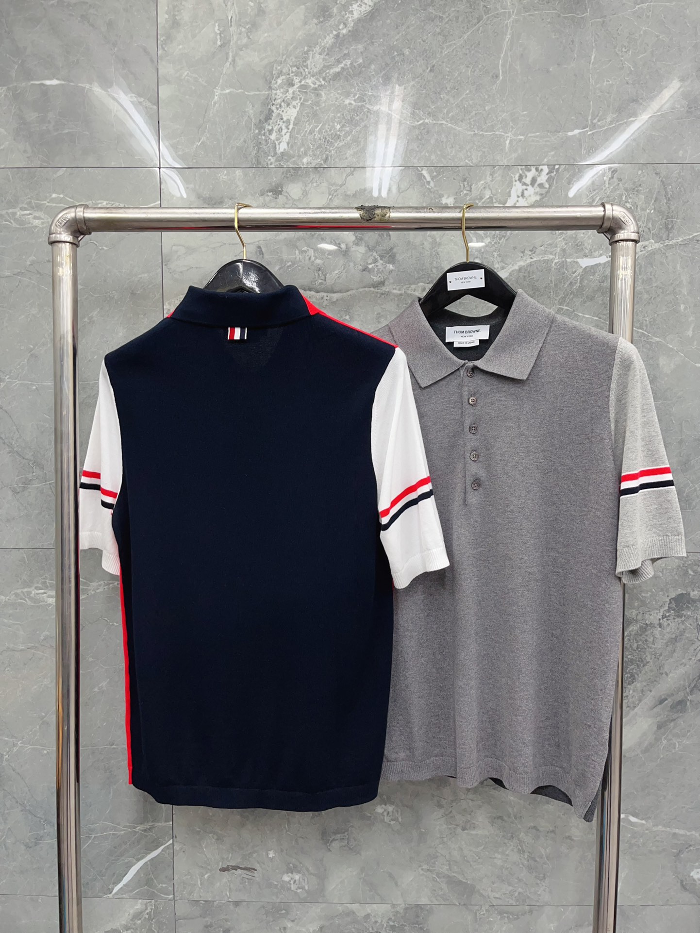 톰브라운 4 바 스트라이프 니트 반팔 셔츠 2024 SS 상세 이미지 3