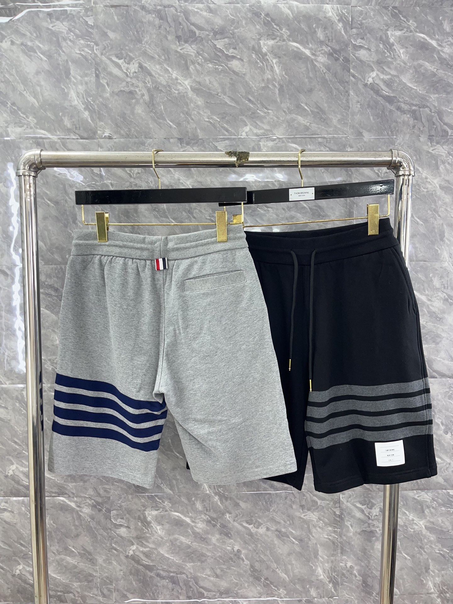 톰브라운 25 ss 컬러웨이 사선 스트라이프 반바지 40398 Thom Browne Shorts 상세 이미지 3