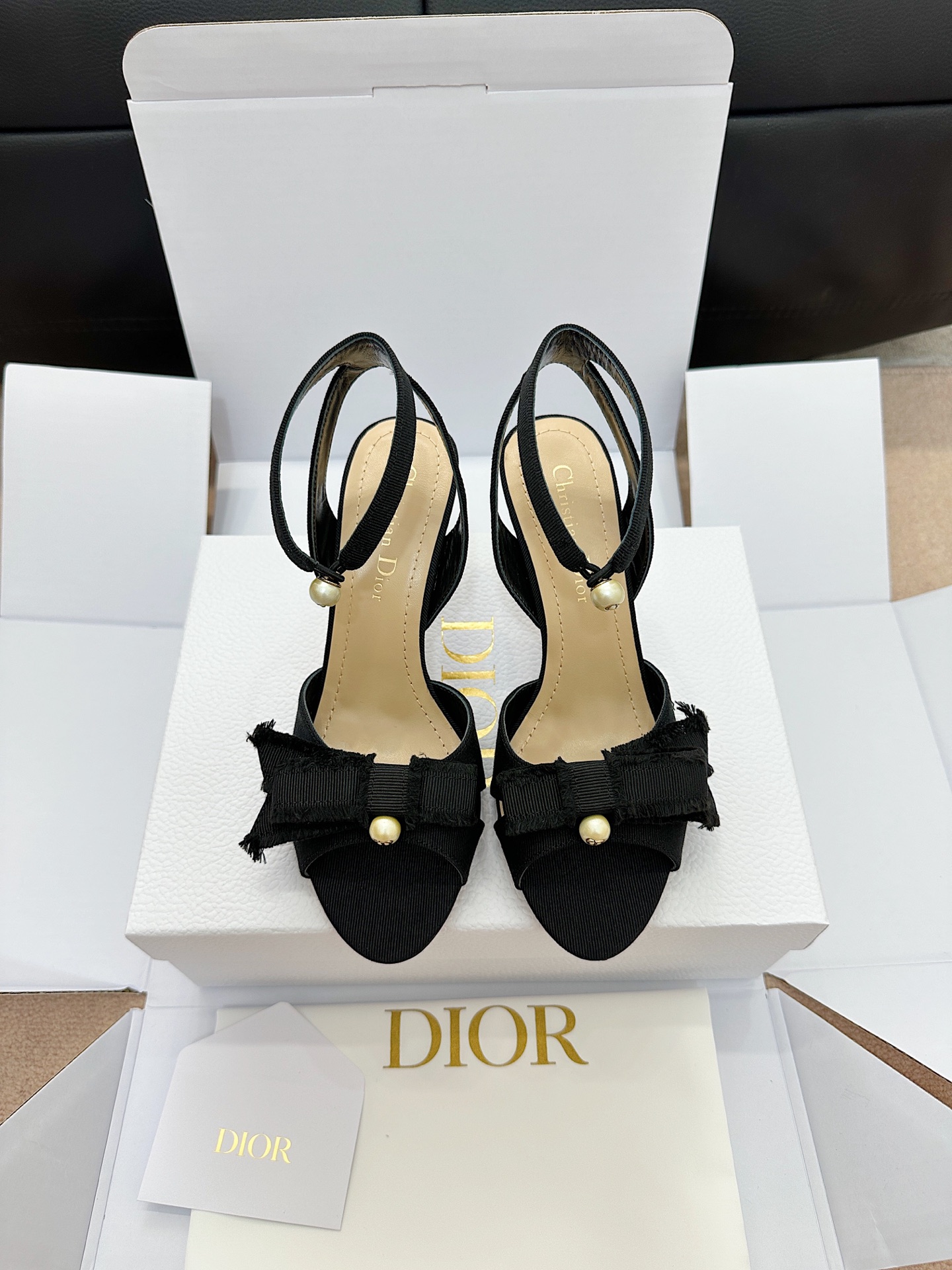 NO:240206,Dio* Spring and Summer New Bow Pearl High Heel Sandals CD present ADIORABLE High Heels The upper uses original custom tassel grosgrain upper, threaded ribbon bow, and the thickness details of the small tassel are exactly the same as the original. Welcome to compare, the inner small goatskin, durable and textured. Customized resin pearls with open mold, easy to put on and take off, elegant and textured, Italian leather outsole! Heel height 8cm Size35-41 (34.40.41 custom-made non-return and exchange), sandals, dior, sandals, high heels, sheepskin, Leather soles19860909Dio*春夏新款蝴蝶结珍珠高跟凉鞋 cd倾情呈献 ADIORABLE高跟鞋 鞋面采用原版定制流苏罗缎鞋面,螺纹缎带蝴蝶结,包括小流苏的厚度细节都跟原版一模一样,欢迎对比,内里小山羊皮,耐穿有质感.开模定制树脂珍珠,穿脱方便优雅又质感,意大利真皮大底! 跟高8cm Size35-41(34.40.41定做不退换),凉鞋,dior,sandals,high heels,sheepskin,Leather soles,Women's Shoes