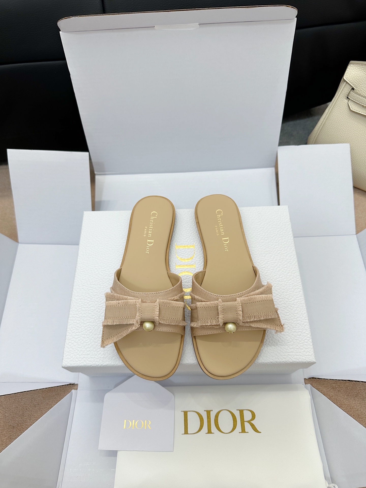 NO:240204,Dio*25 new spring and summer new pearl bow slippers Top version The upper uses original custom tassel grosgrain upper, threaded ribbon bow, and the thickness details of the small tassel are exactly the same as the original version. The inner small goatskin is durable and textured. Customized resin pearls with open molds, which are easy to put on and take off and elegant and textured, Italian leather outsole! Size35-41 (34.40.41 custom made without return and exchange), slippers, dior, slippers, sheepskin, Leather soles19860909Dio*25新款春夏新款珍珠蝴蝶结拖鞋 顶级版本 鞋面采用原版定制流苏罗缎鞋面,螺纹缎带蝴蝶结,包括小流苏的厚度细节都跟原版一模一样,内里小山羊皮,耐穿有质感.开模定制树脂珍珠,穿脱方便优雅又质感,意大利真皮大底! Size35-41(34.40.41定做不退换),拖鞋,dior,slippers,sheepskin,Leather soles,Women's Shoes