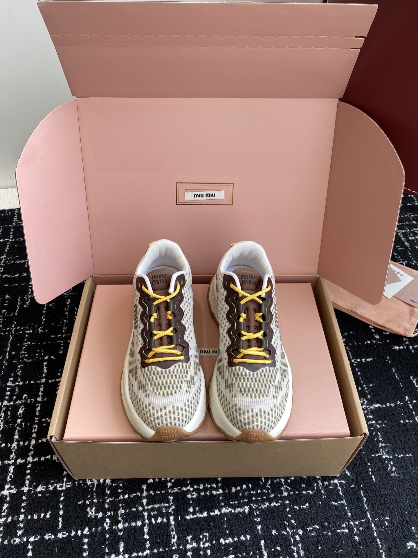 Miu Miu Baskets Tendances 2024 - Confort et Style Inégalés