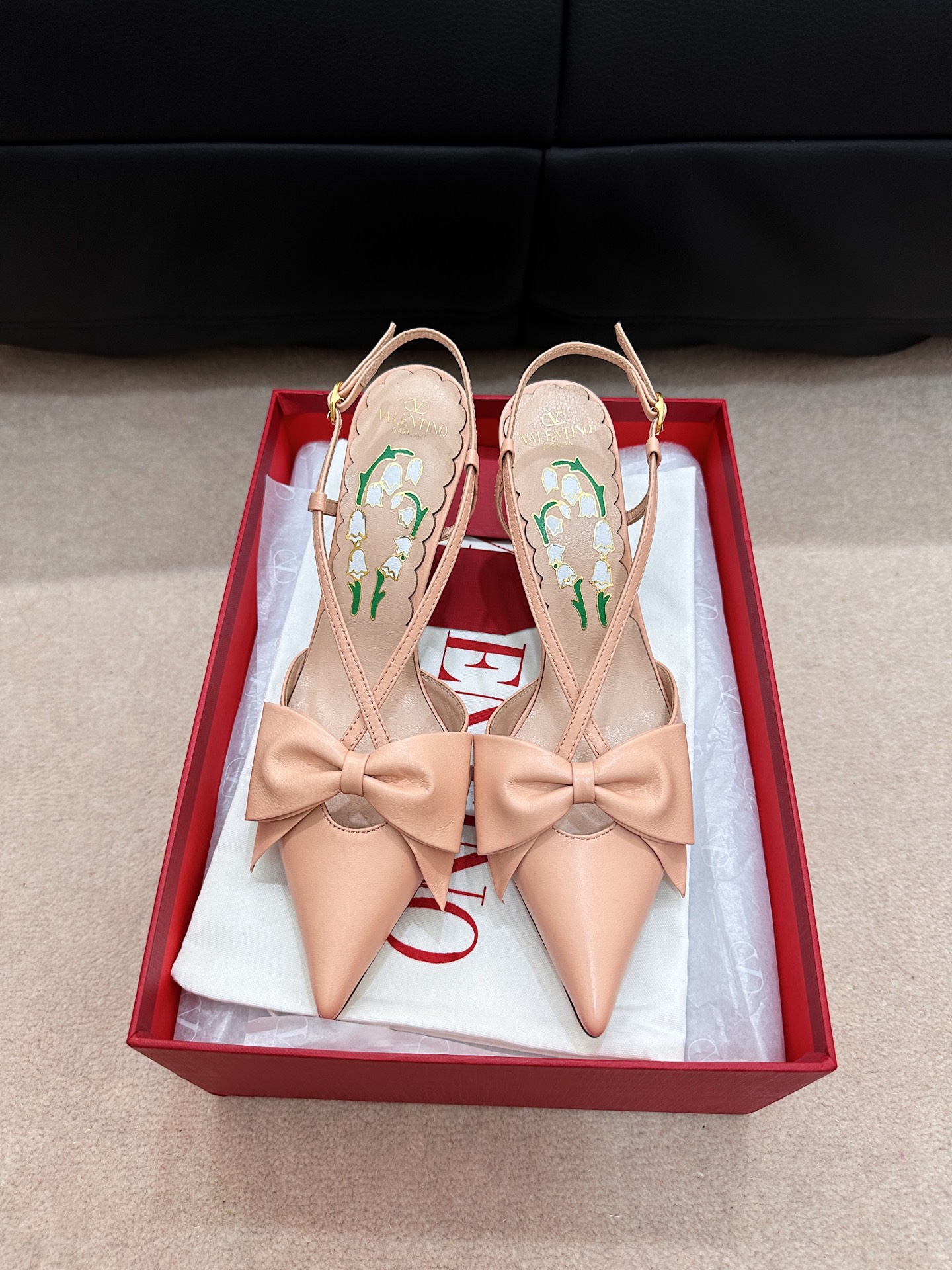 Elegantes Zapatos de Tacón Bajo Valentino con Adorno de Lirio de los Valles