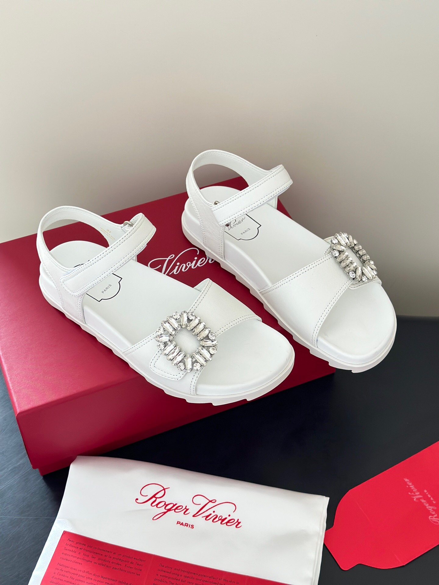 Босоножки Roger Vivier на толстой подошве с пряжкой