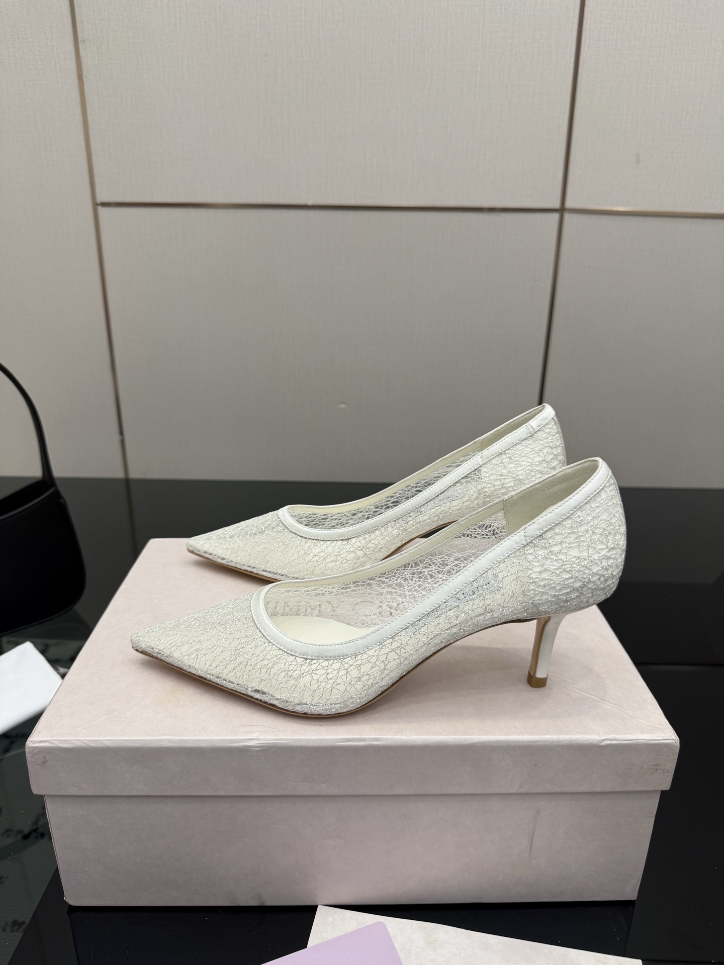 Женские туфли Jimmy Choo белые кружевные
