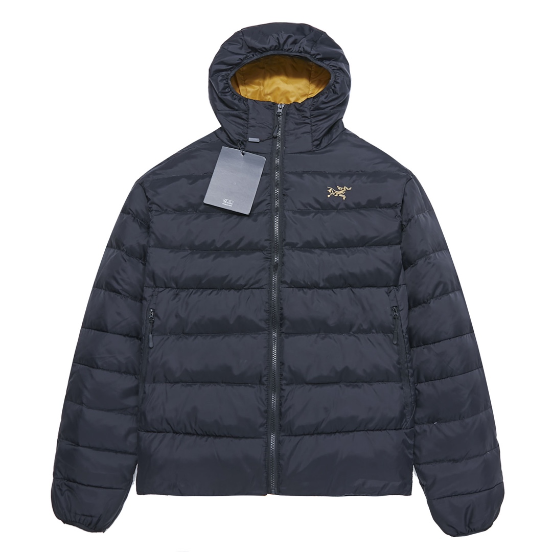 💰330
#正确版本#顶级复刻
Arcteryx始祖鸟Thorium Ar 黑金冬季户外防风防水加厚男士连帽立领羽绒服外套
始祖鸟羽绒服户外界中的第一品牌！！
海外砖柜专推款！！整件衣服结合独有的3D立体裁剪版型超合体，再加上此系列款式户外+运动+休闲设计理念上身效果绝对的OK到手可以体验手感,90白鸭绒，蓬松度爆炸，蓬松度800（普通羽绒服的国标为160克），一件过冬！
内层为优质羽绒和Coreloft合成保暖材料。这款拼接设计流线型，口袋隐藏设计周到贴心  外层手感柔软有质感，感觉像棉质布料；
线大牌工厂代工出厂原版五金辅料做工精细无可否认经典印花手臂刺绣LOGO标志上身舒适帅气，保暖度超好！细节用料都非常讲究，显示了设计极致的用心制作！！整件版型很赞，防风连帽，让运动休闲变得更随性。
颜色:  黑色 
Size：S M L XL