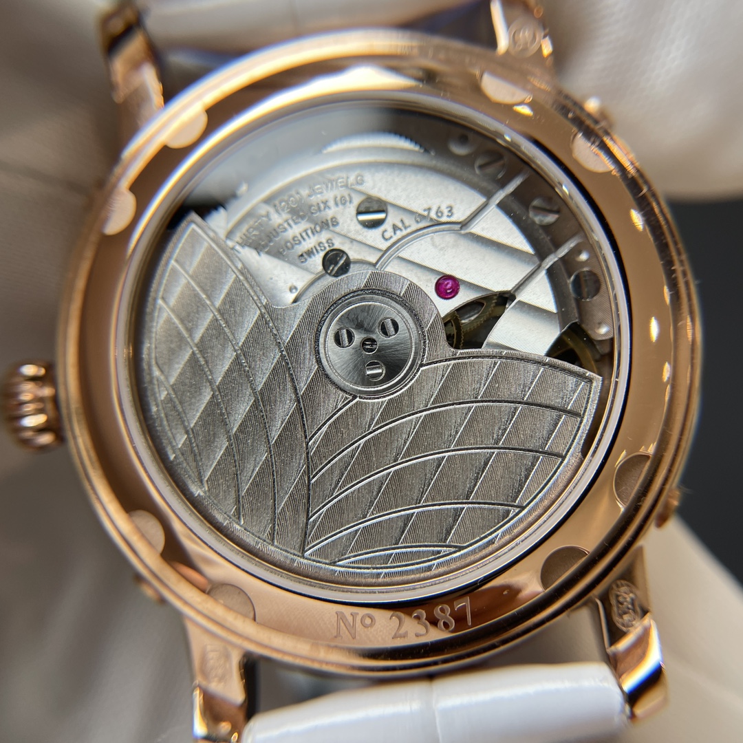 NO:393283,The back shell is transparent!  You can clearly see the process of mechanical operation!  This one uses a Swiss imported movement!  Don't think about the original factory!  That's all a bluffing statement!  It is not easy to ensure that there is no difference between the appearance case and the cabinet!  It is simply a fantasy to have an original movement!  I have always paid more attention to this point and have to explain everything to the customer directly!  What material and what channel is it, it is all clear!  A business that relies on copywriting to deceive people will not last long!  !  !  ,19860909后壳是透明的！ 可以清晰的看见机械运转的过程！ 这款采用的是瑞士进口机芯！ 不要想着什么原厂！那都是唬人的说法！ 能保证外观表壳和柜子里毫无差距就已是不易！ 有原厂机芯那简直是天方夜谭！ 我一直比较讲究这点,卖什么东西都要直接和客人讲清楚！ 是什么材质,什么渠道,全部明明白白！ 靠文案来骗人的生意,长久不了！！！,,Watch