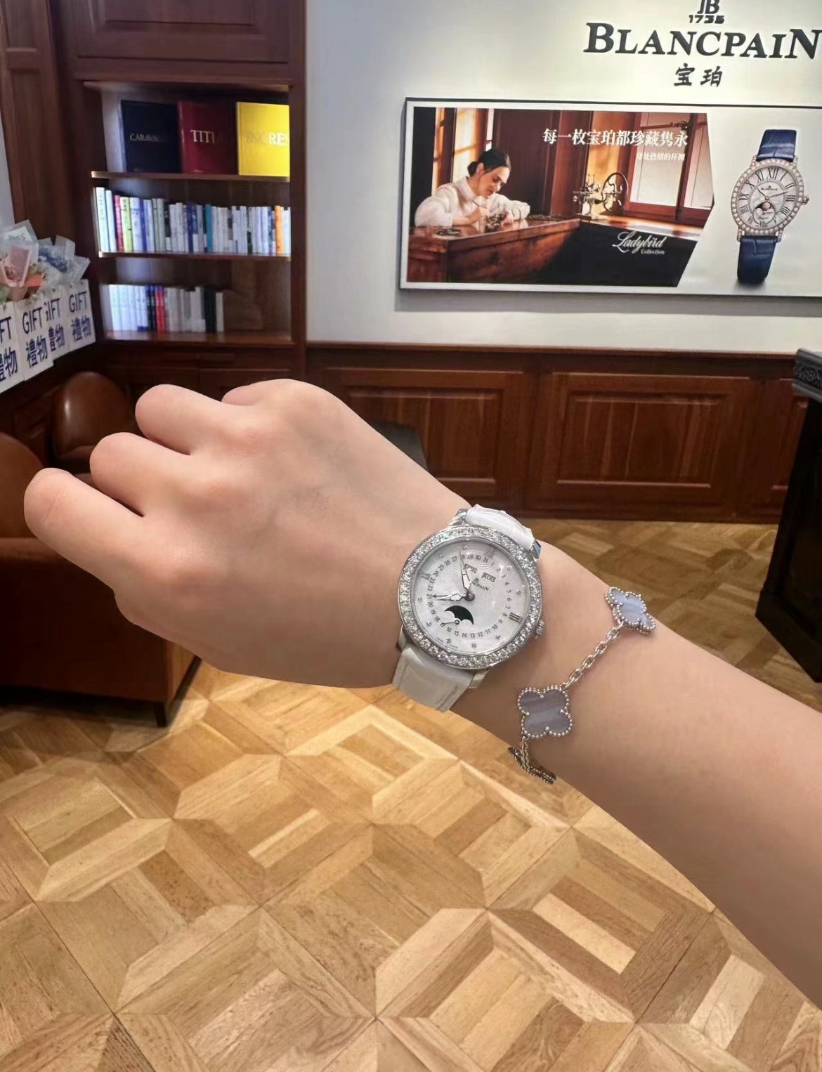 NO:393273,The folding belt looks good too!  !  !  Pair it as jewelry in daily life!  !  !  Give it another form of display!  If you like it, you must start!  !  !  Goddesses, you must know how to please yourself!  ,19860909叠带也好看！！！ 日常把它当作首饰来搭配吧！！！ 赋予它另一种展示形式！ 喜欢一定要下手！！！ 女神们,一定要懂得取悦自己！,,Watch