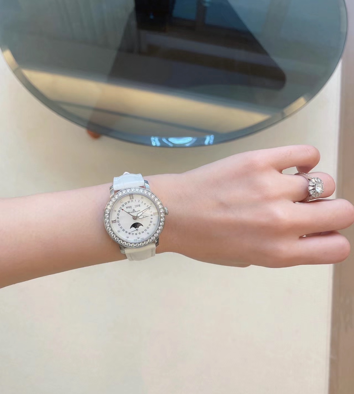 NO:393275,Natural Fritillary Dial!  When encountering light, it will show a texture of different angles and different lusters!  The real thing is really beautiful!  ,19860909天然的贝母表盘！ 遇到光线会呈现出不同角度不同光泽的质感！ 实物真的美炸啦！,,Watch