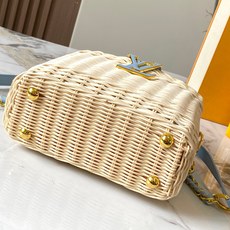 【顶级原版广州货】M28548蓝色 本款 Capucines 迷你手袋出自 Rattan 系列,搭载翻盖 【顶级原版广州货】M28548蓝色 本款 Capucines 迷你手袋出自 Rattan 系列,搭载翻盖