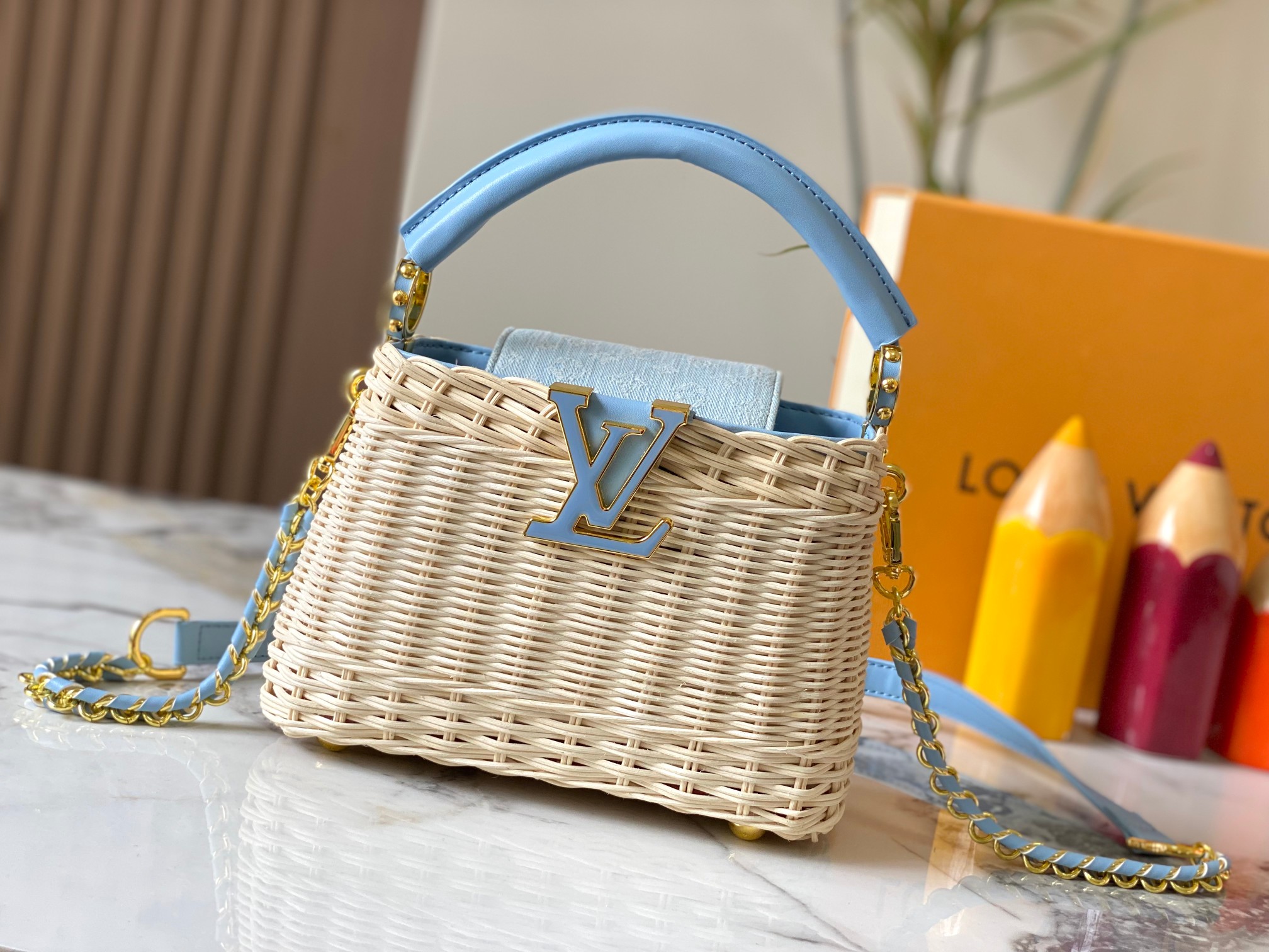 【顶级原版广州货】M28548蓝色 本款 Capucines 迷你手袋出自 Rattan 系列，搭载翻盖