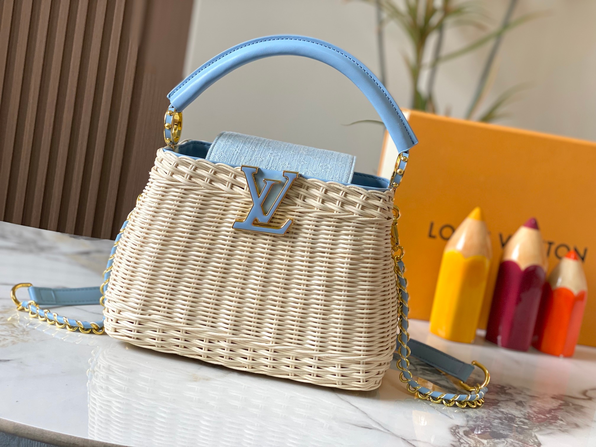 【顶级原版广州货】M28549蓝色 本款 Capucines BB手袋出自 Rattan 系列，搭载翻盖