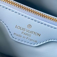 【顶级原版广州货】M28549蓝色 本款 Capucines BB手袋出自 Rattan 系列,搭载翻盖 【顶级原版广州货】M28549蓝色 本款 Capucines BB手袋出自 Rattan 系列,搭载翻盖