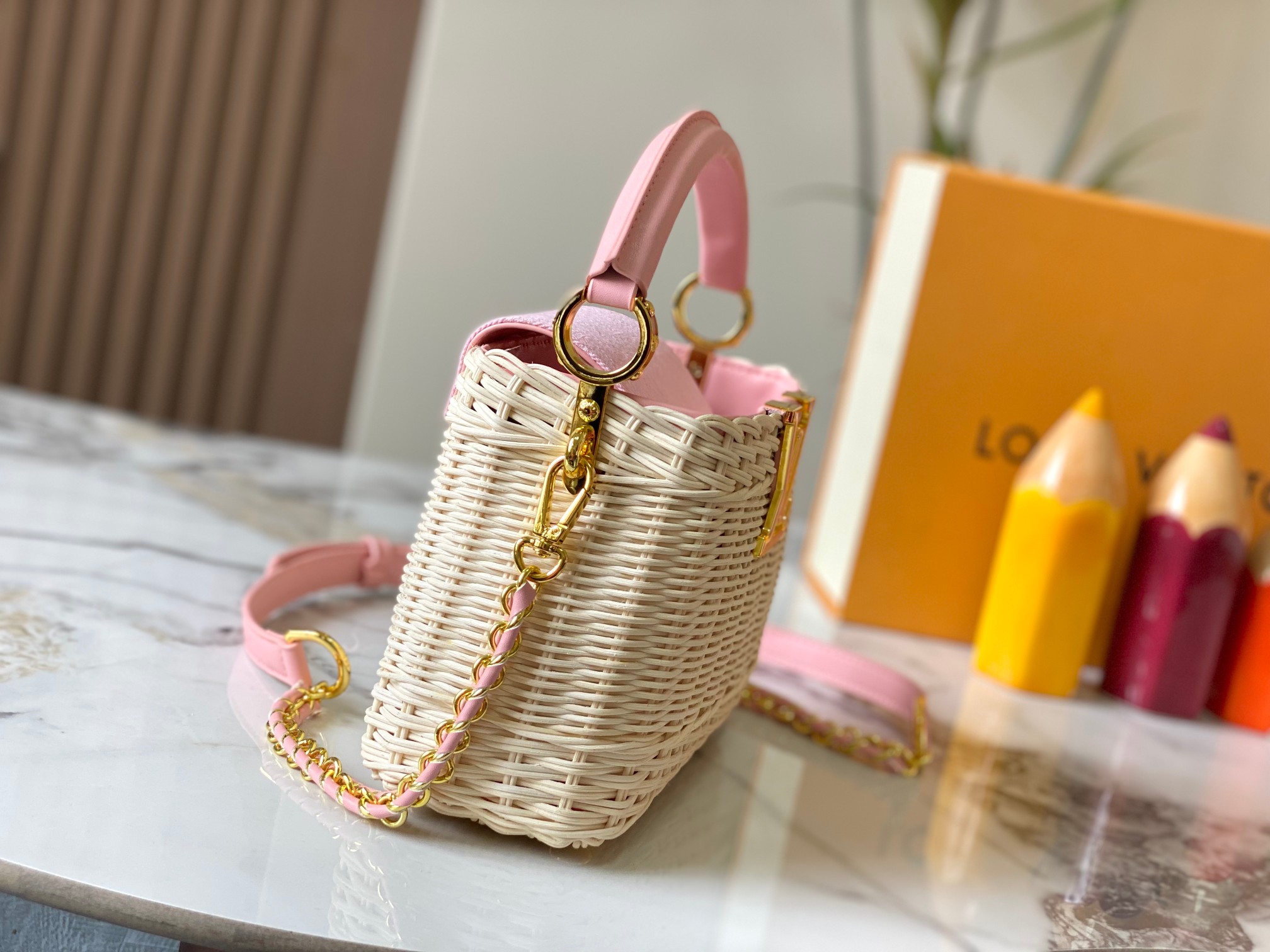 【顶级原版广州货】M28548粉色 本款 Capucines 迷你手袋出自 Rattan 系列，搭载翻盖