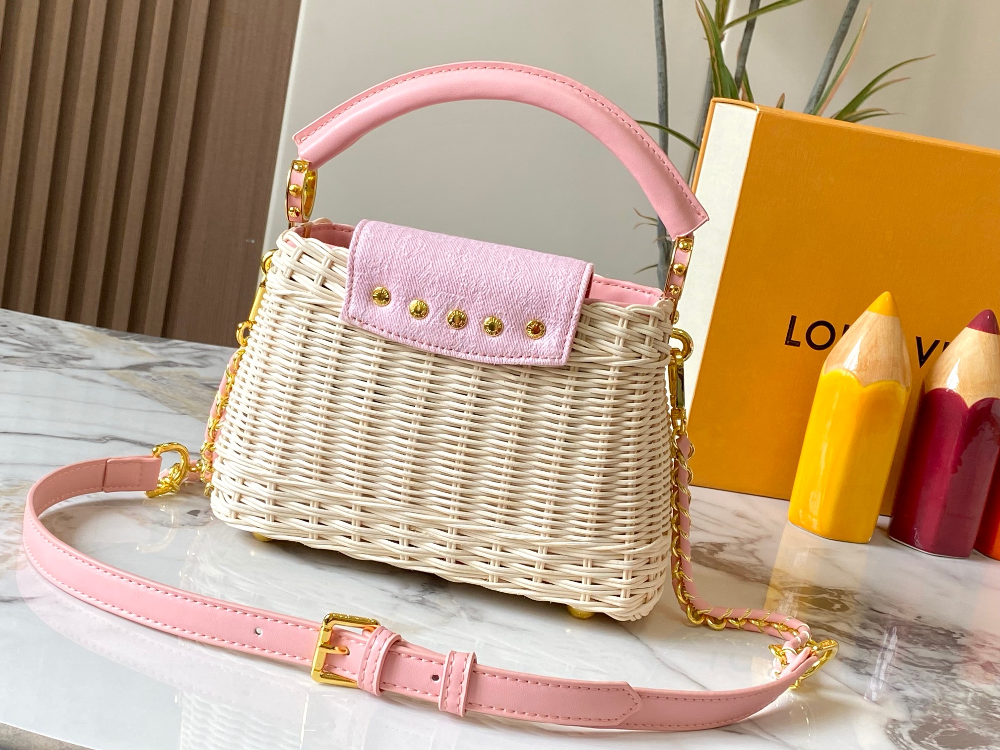 【顶级原版广州货】M28548粉色 本款 Capucines 迷你手袋出自 Rattan 系列，搭载翻盖