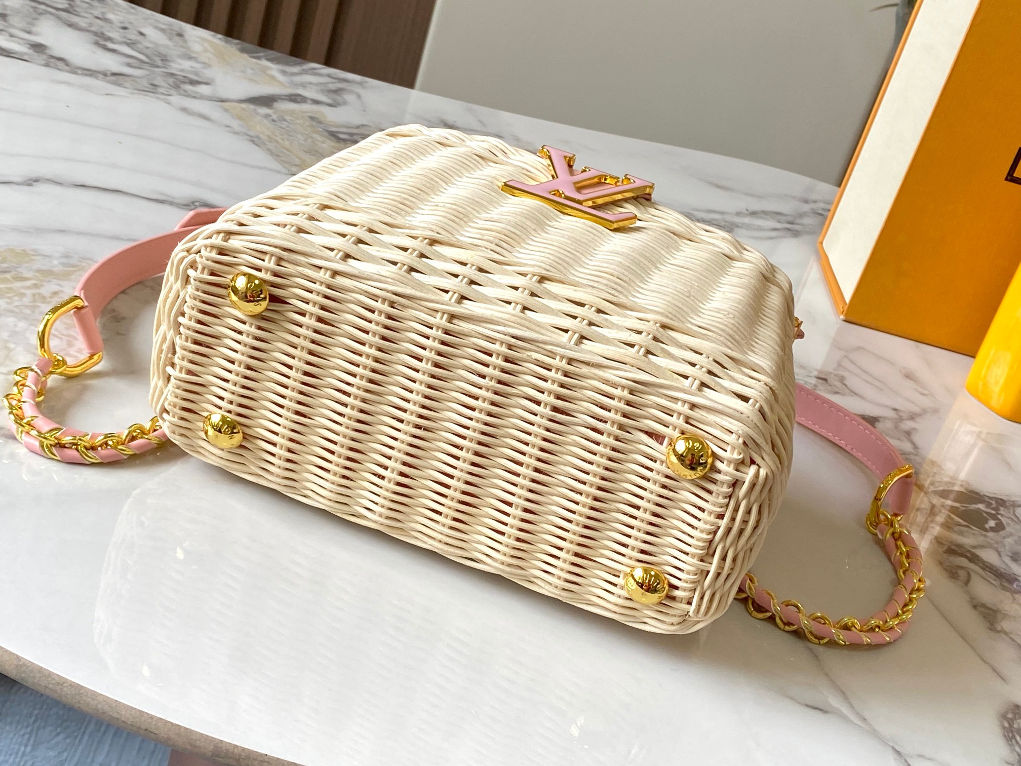 【顶级原版广州货】M28548粉色 本款 Capucines 迷你手袋出自 Rattan 系列，搭载翻盖