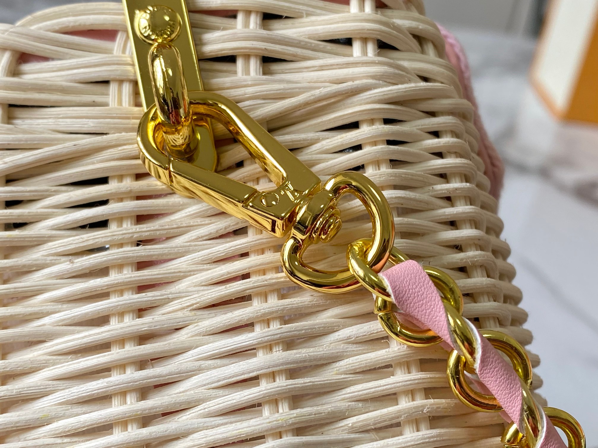 【顶级原版广州货】M28548粉色 本款 Capucines 迷你手袋出自 Rattan 系列，搭载翻盖