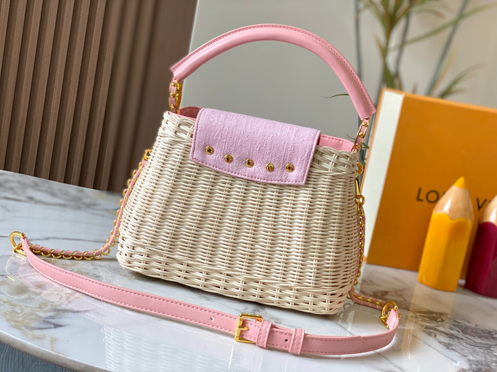 【顶级原版广州货】M28549粉色 本款 Capucines BB手袋出自 Rattan 系列，搭载翻盖