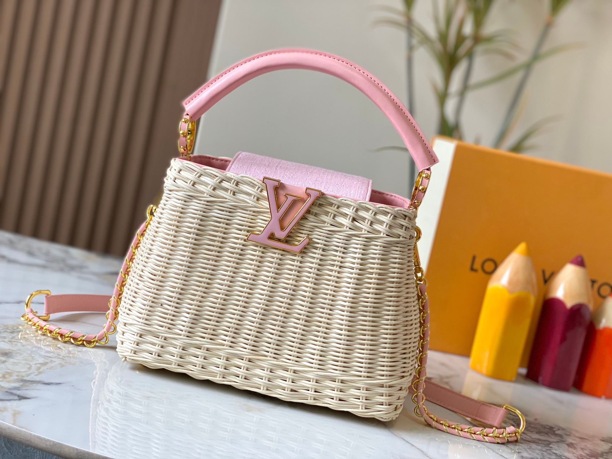 【顶级原版广州货】M28549粉色 本款 Capucines BB手袋出自 Rattan 系列，搭载翻盖