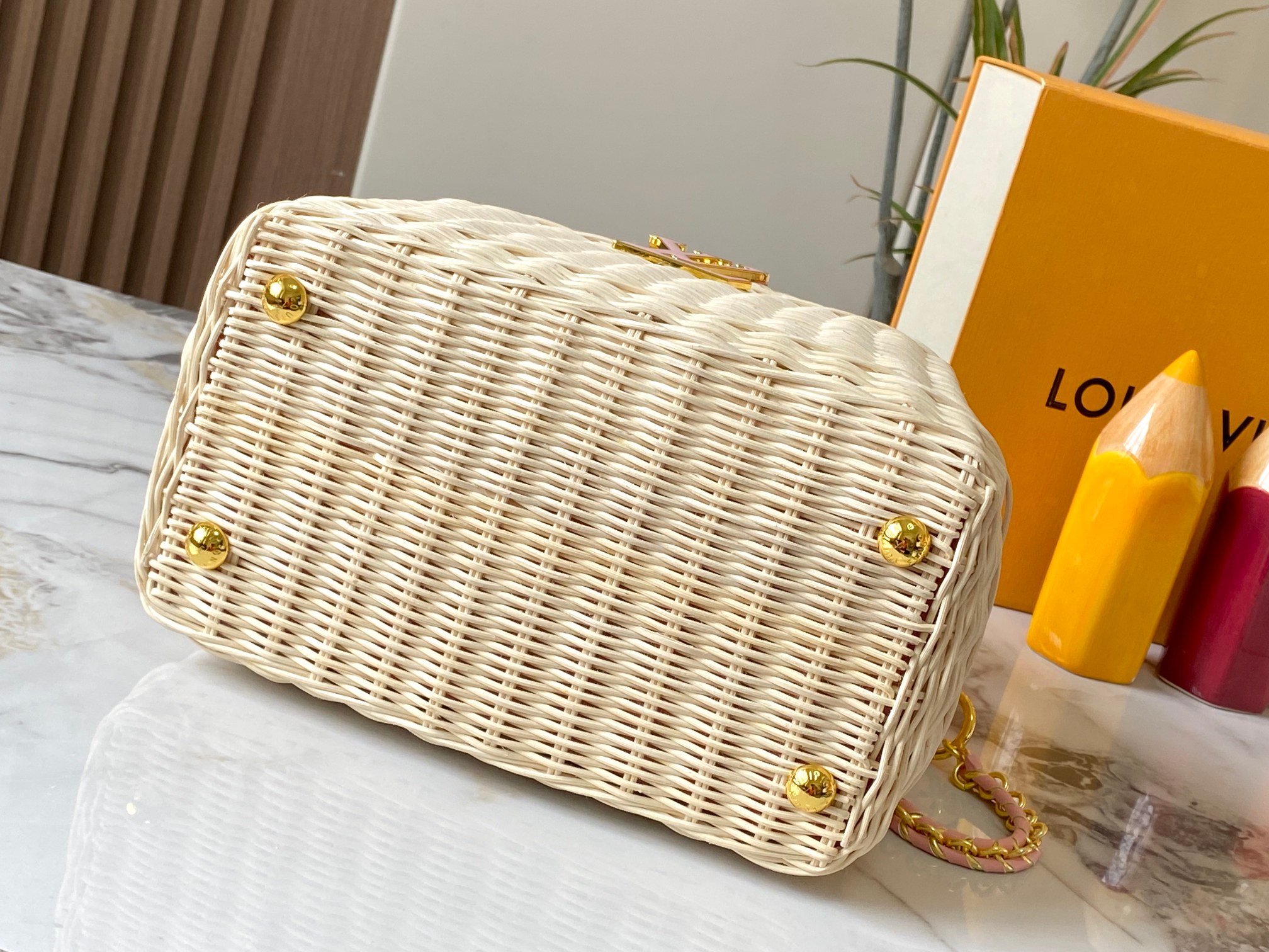 【顶级原版广州货】M28549粉色 本款 Capucines BB手袋出自 Rattan 系列，搭载翻盖