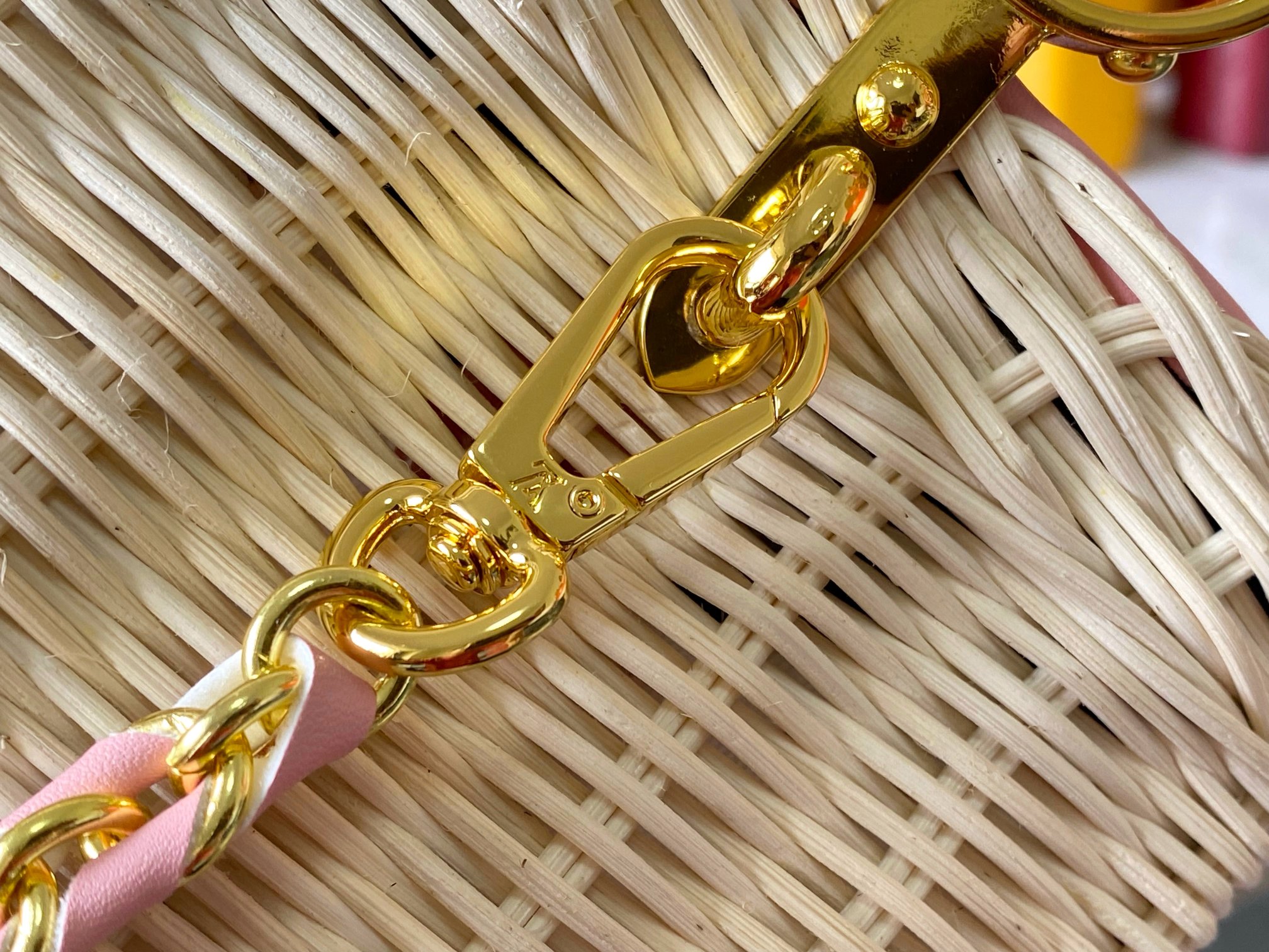【顶级原版广州货】M28549粉色 本款 Capucines BB手袋出自 Rattan 系列，搭载翻盖