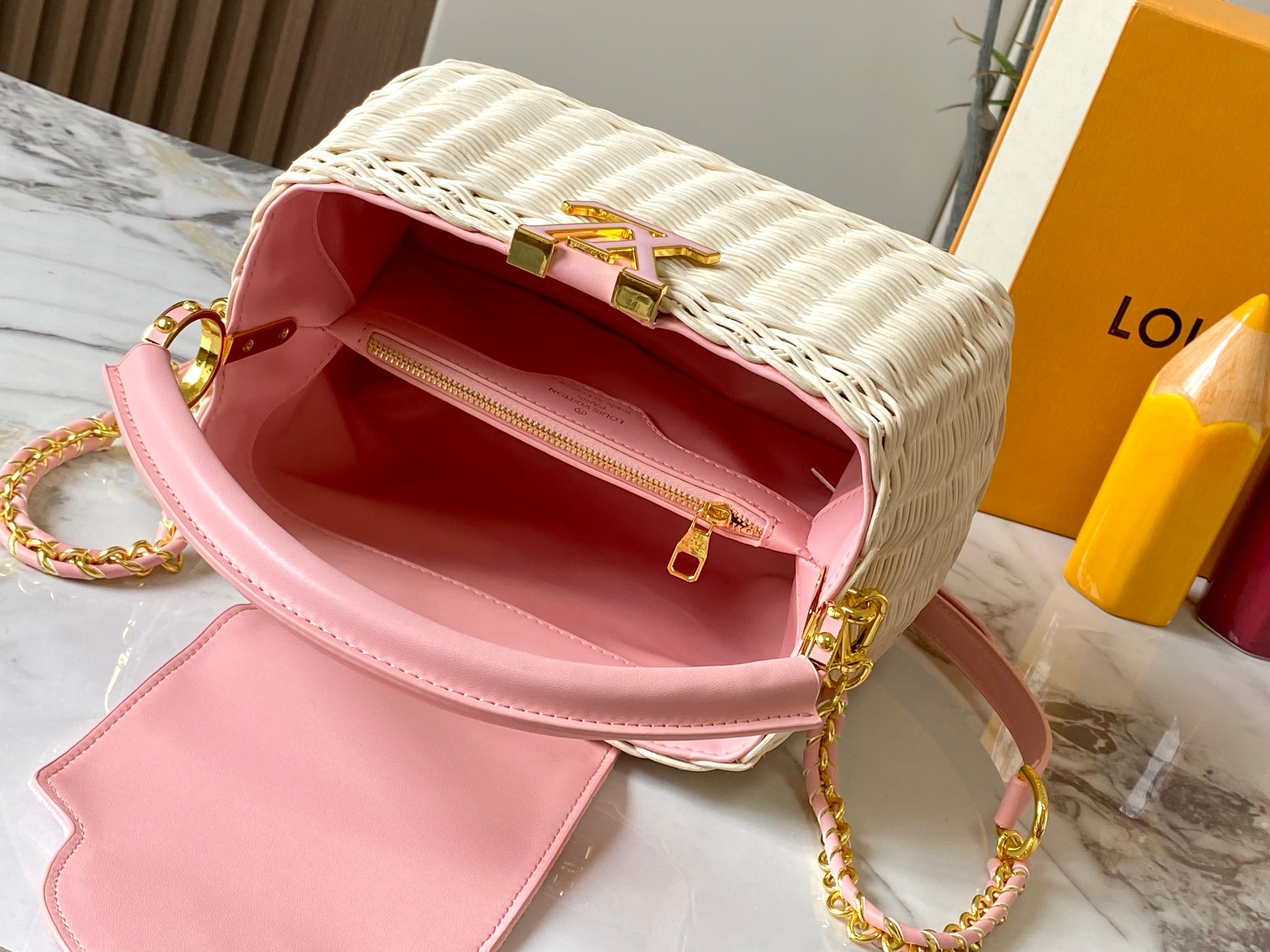 【顶级原版广州货】M28549粉色 本款 Capucines BB手袋出自 Rattan 系列，搭载翻盖