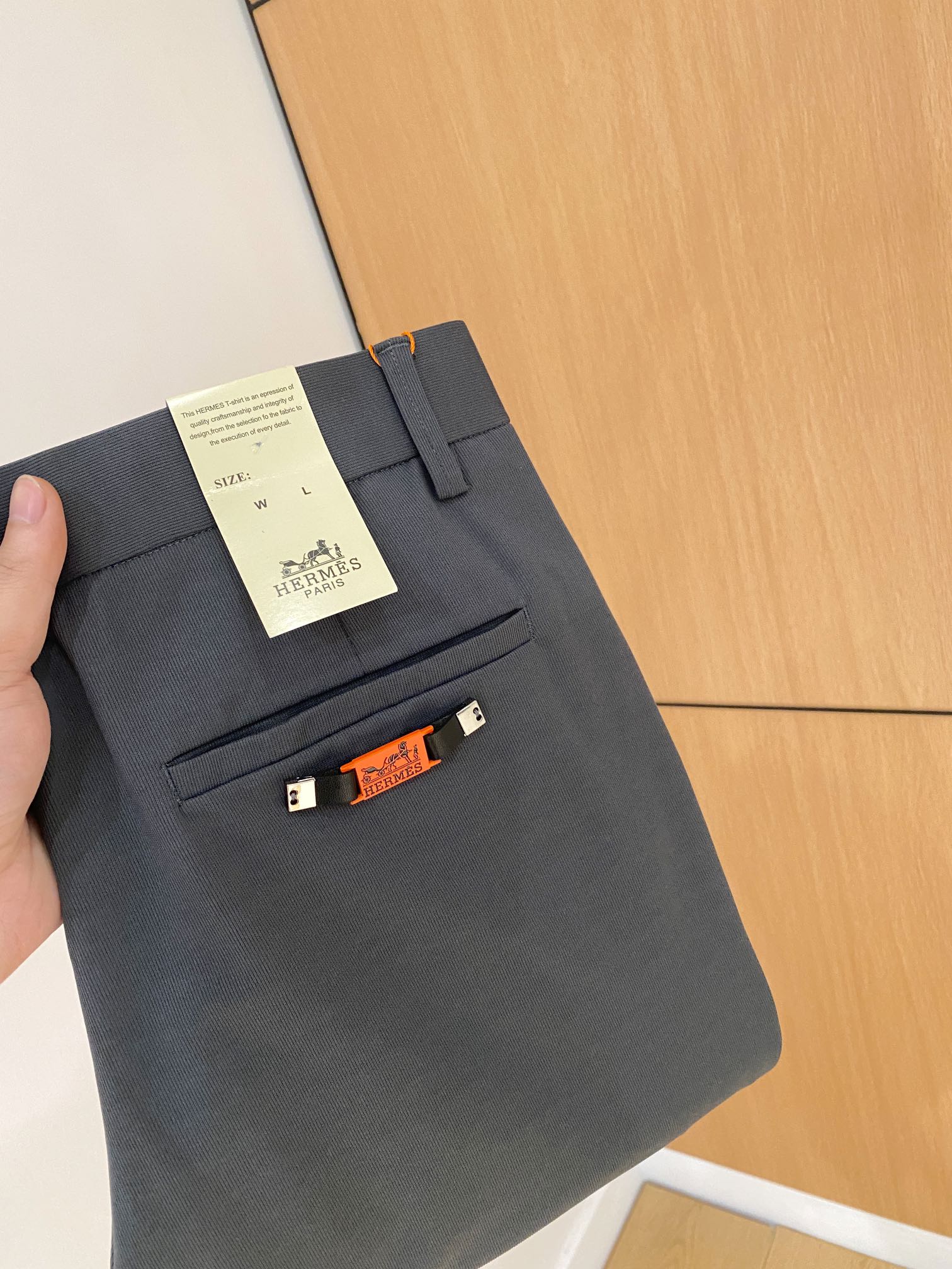 NO:134800,HERMES casual pants trousers SS spring and summer new styles, high-end custom pants special fabrics, custom original hardware, heavy industry technology, fine line, custom fabric, soft and comfortable, significant texture, exquisite auxiliary materials, excellent upper body effect, complete three standards, standard sizes 28-38, no 35 (shipped the next day),, hermes, hermes, alexander wang19860909HERMES爱马仕 休闲裤 西裤SS春夏新款 高级定制裤子专用面料 定制原版五金 重工工艺打造 车工走线精细 定制面料 柔软舒适 质感显著 辅料精美 上身效果超赞 三标齐全 标准尺码28-38,无35（隔天出货）,,hermes,hermes,alexander wang,Men's clothing