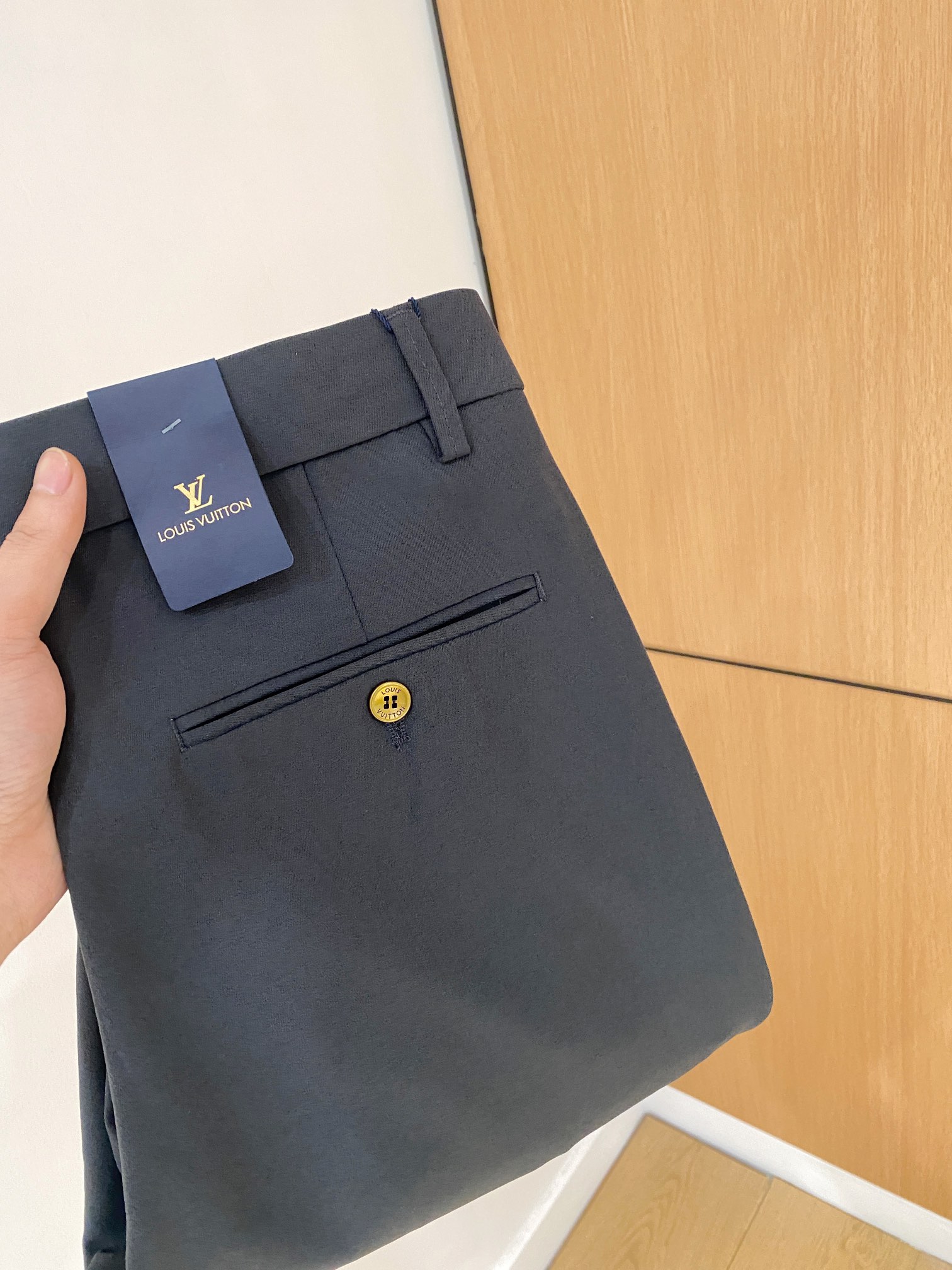 NO:955520,LV Louis Vuitton casual pants, trousers, new style, four seasons, special fabric for advanced custom pants, customized original hardware, heavy craftsmanship, fine turning and routing, customized fabric, soft and comfortable, significant texture, exquisite accessories, excellent upper body effect, complete three standards, standard size 29-36, no 35 (shipped next day),, louis vuitton, louis vuitton,19860909LV路易威登 休闲裤 西裤 新款 四季款 高级定制裤子专用面料 定制原版五金 重工工艺打造 车工走线精细 定制面料 柔软舒适 质感显著 辅料精美 上身效果超赞 三标齐全 标准尺码29-36,无35（隔天出货）,,louis vuitton,louis vuitton,,Men's clothing