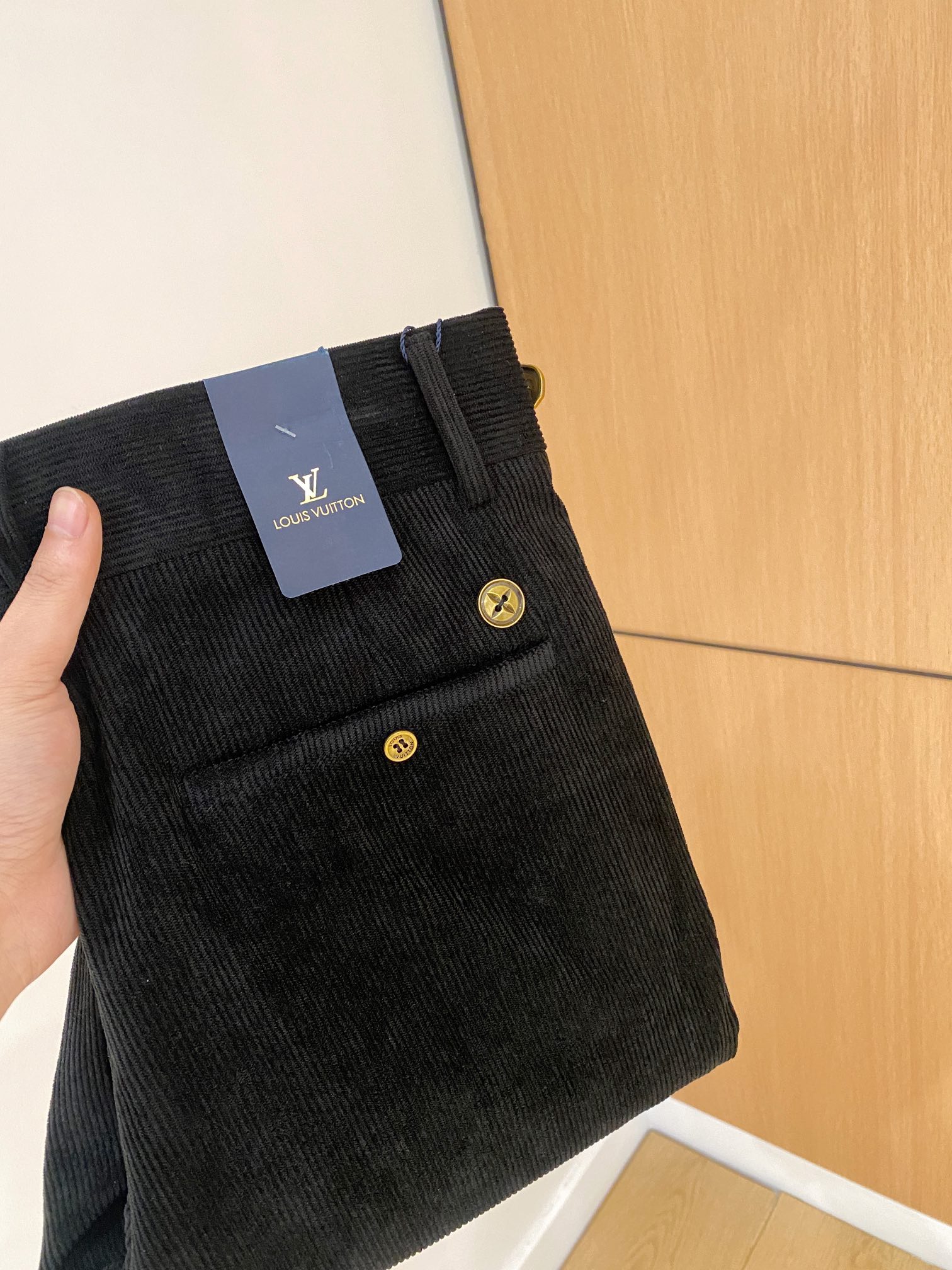 NO:134802,LV Louis Vuitton casual pants trousers SS spring and summer new styles, high-end custom pants special fabrics, custom original hardware, heavy industry technology, fine line, custom fabric, soft and comfortable, significant texture, exquisite accessories, excellent upper body effect, complete three standards, standard sizes 28-38, no 35.37 (shipped the next day),,louis vuitton,louis vuitton,alexander wang19860909LV路易威登 休闲裤 西裤SS春夏新款 高级定制裤子专用面料 定制原版五金 重工工艺打造 车工走线精细 定制面料 柔软舒适 质感显著 辅料精美 上身效果超赞 三标齐全 标准尺码28-38,无35.37（隔天出货）,,louis vuitton,louis vuitton,alexander wang,Men's clothing