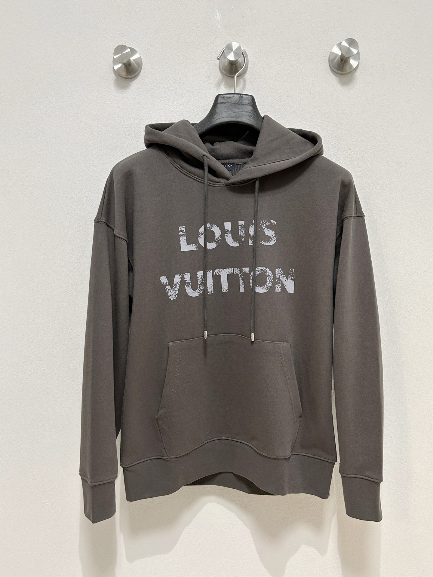 eydjy\nLouisVuitton 路易威登 2024FW秋冬新品\n休闲连帽卫衣，定制定染柔云棉绮空气织，如云朵般轻柔 舒适贴肤 采用进口机绣花凤眼 使用先进的计算机控制系统和精密的机械部件  精度高 线条流畅而细腻。面料都经过浇洗 手感质感更佳 不易变形 不易缩水 不易褪色 保持长久的美观。\n\n❥∙Size：M-XXL