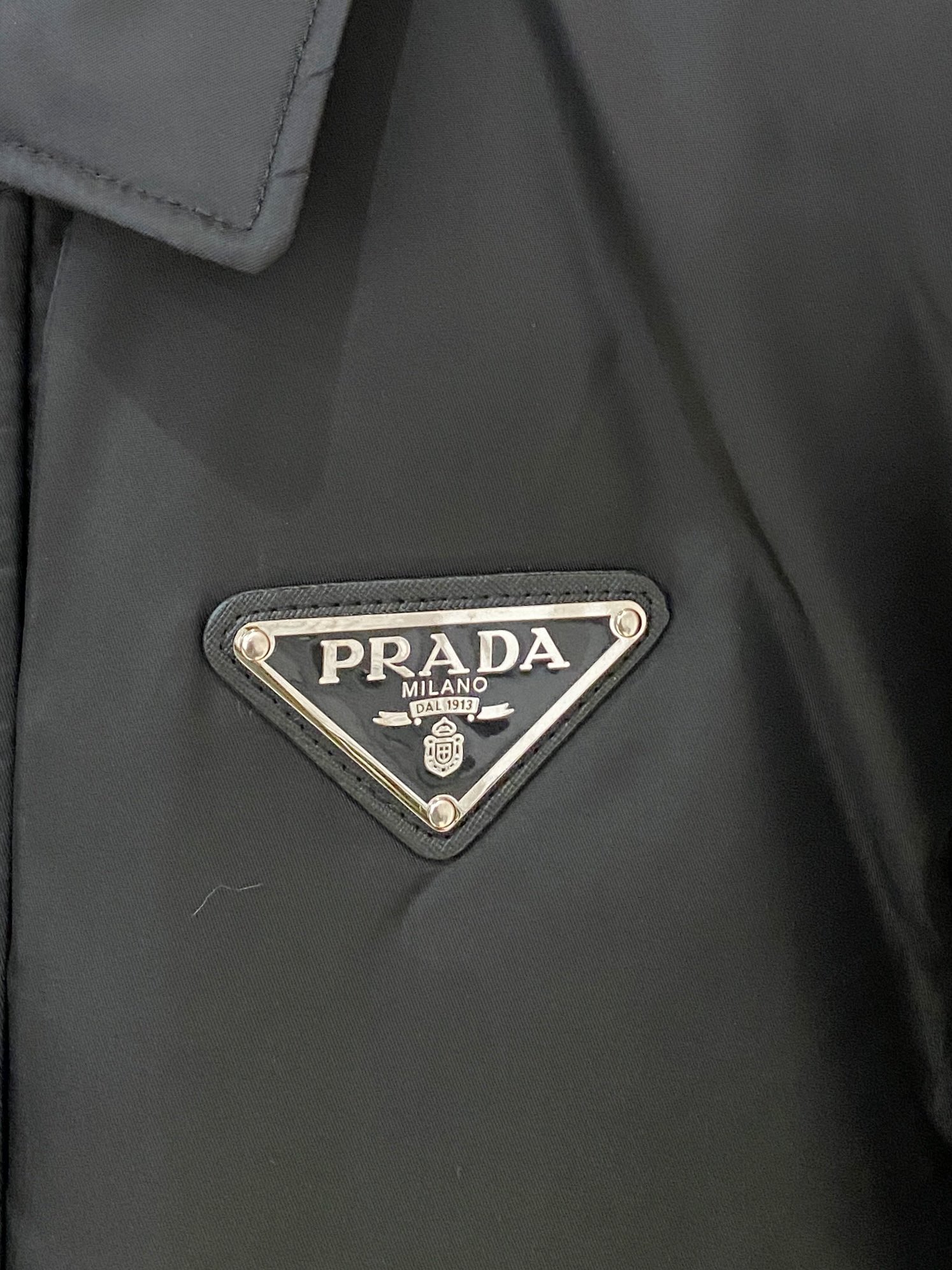 PRAD2024秋冬新款经典三角徽标立领羽绒服立体口袋工装设计饱满充绒细节完美黑色码数L-3XL