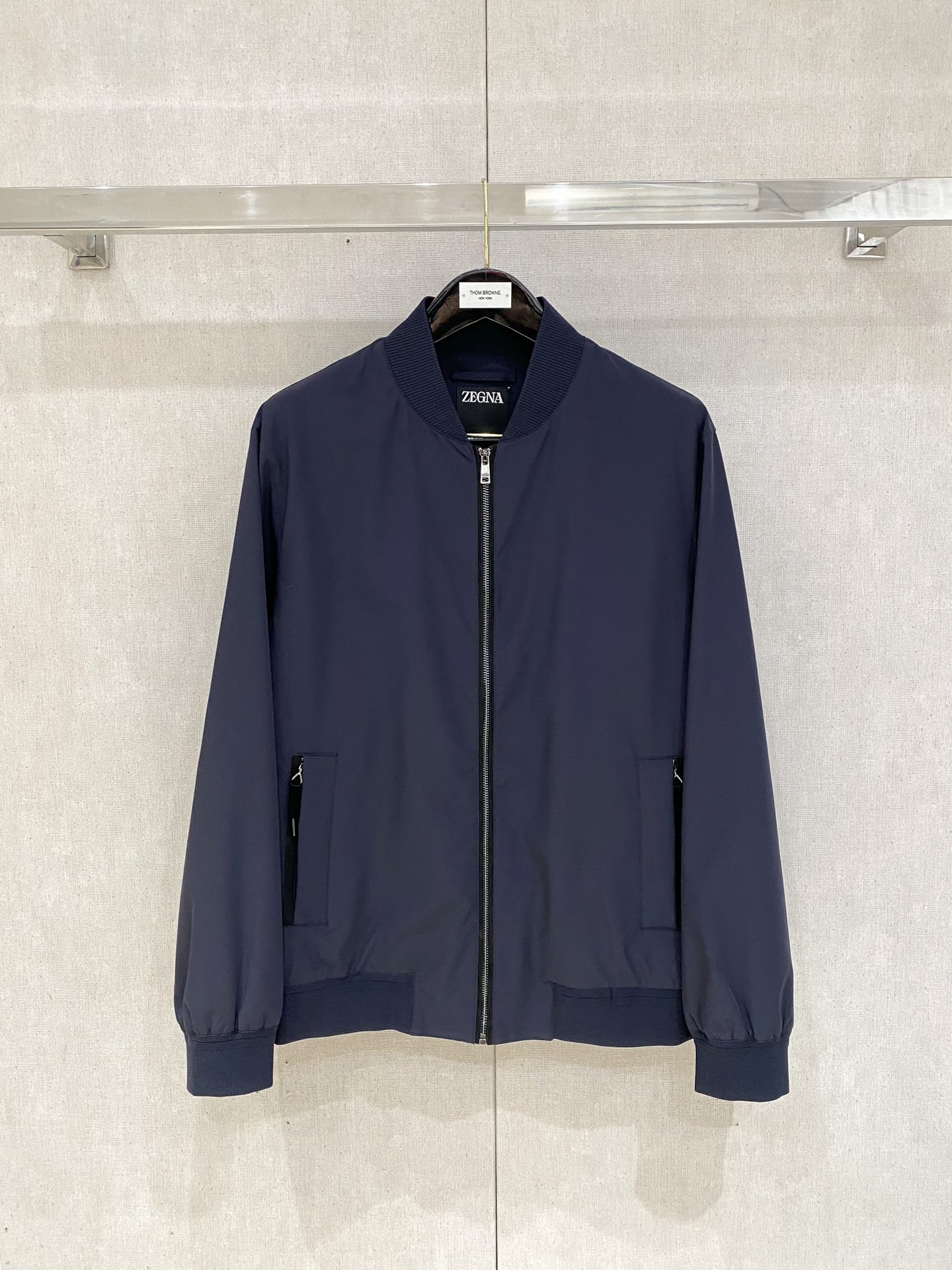 NO:538095,ZEGNA purchasing agent level great goods!  Counter synchronization series original hardware The fabric is made of imported polyester fiber, with a strong sense of gloss and exquisite details. The overall style is great, and it is high-end!  !  Size 48-56, alexander wang19860909ZEGNA 代购级别牛货！柜台同步系列 原版五金 面料选用进口聚酯纤维面料,光泽感强,细节用料都非常考究,整体版型很赞,高端比入！！ 尺码48-56,,alexander wang,Men's clothing