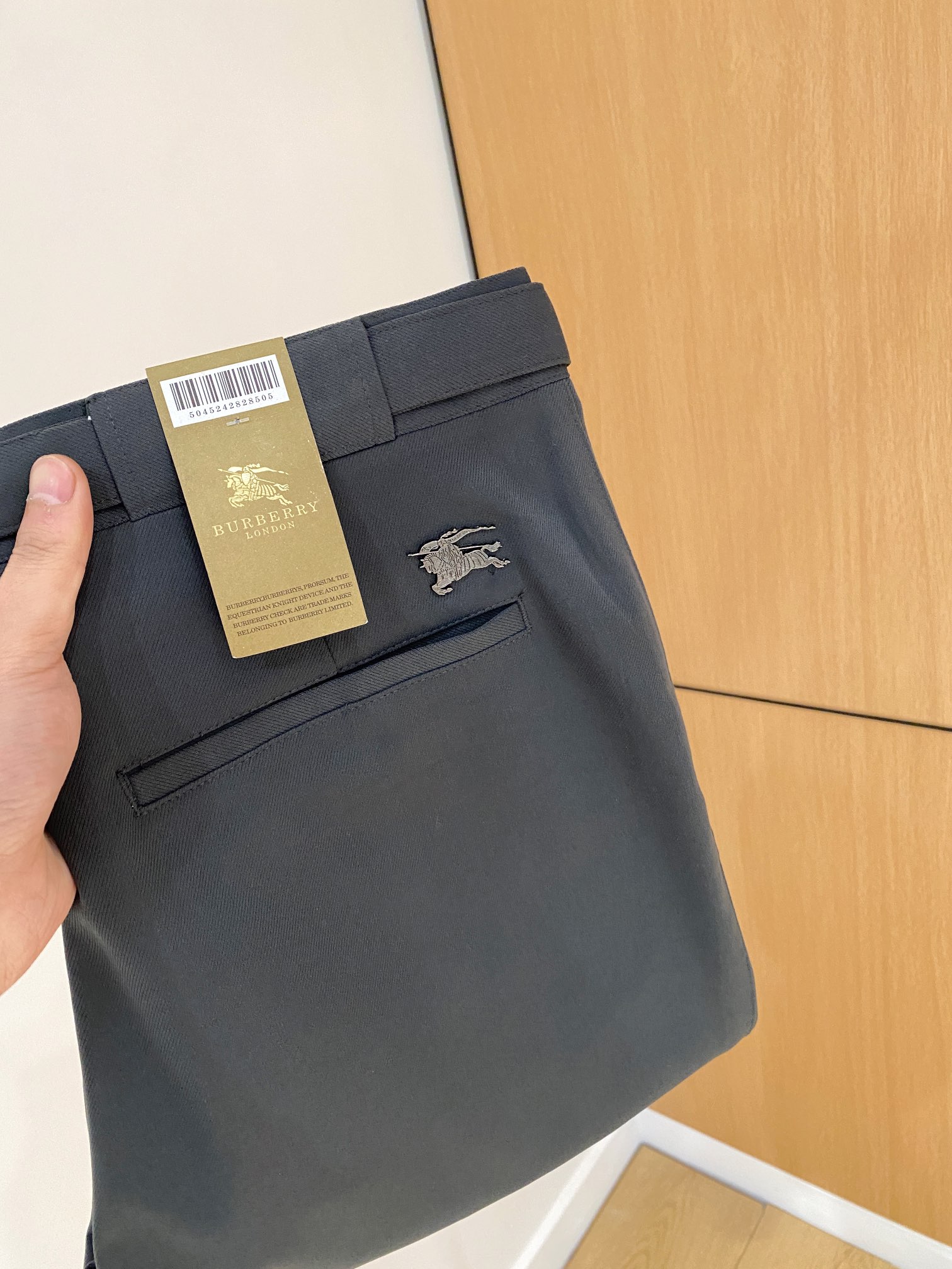 NO:134791,BURBERRY Casual pants, trousers, SS spring and summer new style, high-end custom pants special fabric, custom original hardware, heavy industry technology, fine line, custom fabric, soft and comfortable, significant texture, exquisite auxiliary materials, excellent upper body effect, complete three standards, standard sizes 28-36, no 35 (shipped the next day),,burberry,burberry,alexander wang19860909BURBERRY巴宝莉 休闲裤 西裤SS春夏新款 高级定制裤子专用面料 定制原版五金 重工工艺打造 车工走线精细 定制面料 柔软舒适 质感显著 辅料精美 上身效果超赞 三标齐全 标准尺码28-36,无35（隔天出货）,,burberry,burberry,alexander wang,Men's clothing