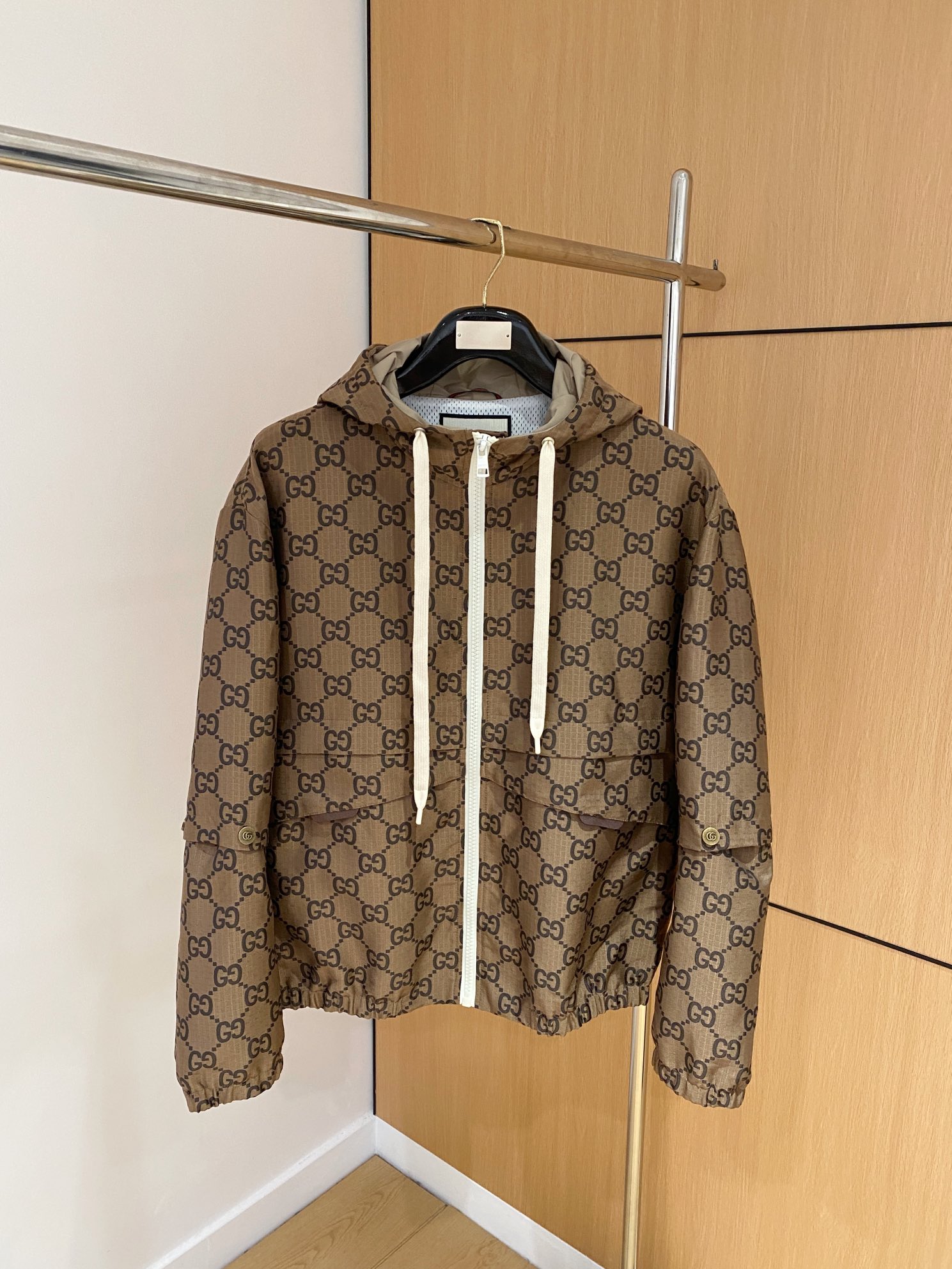 NO:129764,High-end customization>Office official website will be released simultaneously! All accessories are customized for original products, and the trading company's genuine products are ordered. High-end custom imported fabrics are extracted from natural plant fibers. They are thinner than ordinary cotton fabrics. They feel soft and comfortable to wear. They are not easy to irritate the skin. The fabric is hygroscopic and breathable. Size: 48-56.,,alexander wang19860909高端定制>专柜官网同步发售！辅料全部原版定制出品,贸易公司真品订单.高级定制进口面料,以天然植物纖維提炼出来,比一般棉织物轻薄 手感柔软,穿着舒适 完全不易有刺激皮肤 面料吸湿性、透气性良好 尺码: 48-56.,,alexander wang,Men's clothing