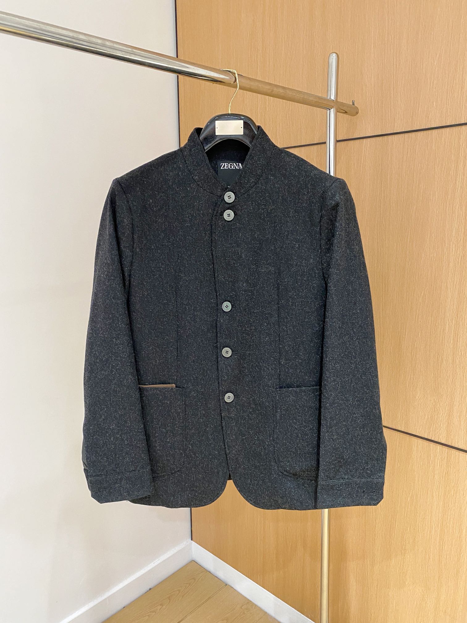 NO:463131,Top quality>Office official website is released simultaneously! All accessories are customized for original products, and the trading company's genuine product orders. High-end custom imported fabrics are extracted from natural plant fibers. They are thinner than ordinary cotton fabrics. They feel soft and comfortable to wear. They are not easy to irritate the skin. The fabric is hygroscopic and breathable. Size: 48-54,,alexander wang19860909顶级品质>专柜官网同步发售！辅料全部原版定制出品,贸易公司真品订单.高级定制进口面料,以天然植物纖維提炼出来,比一般棉织物轻薄 手感柔软,穿着舒适 完全不易有刺激皮肤 面料吸湿性、透气性良好 尺码: 48-54,,alexander wang,Men's clothing