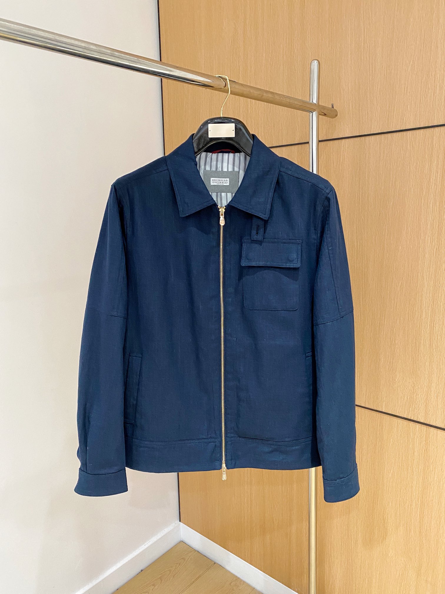 NO:147454,High-end customization>Office official website will be released simultaneously! All accessories are customized for original products, and the trading company's genuine products are ordered. High-end custom imported fabrics are extracted from natural plant fibers. They are thinner than ordinary cotton fabrics. They feel soft and comfortable to wear. They are not easy to irritate the skin. The fabric is hygroscopic and breathable. Size: 48-56.,,alexander wang19860909高端定制>专柜官网同步发售！辅料全部原版定制出品,贸易公司真品订单.高级定制进口面料,以天然植物纖維提炼出来,比一般棉织物轻薄 手感柔软,穿着舒适 完全不易有刺激皮肤 面料吸湿性、透气性良好 尺码: 48-56.,,alexander wang,Men's clothing