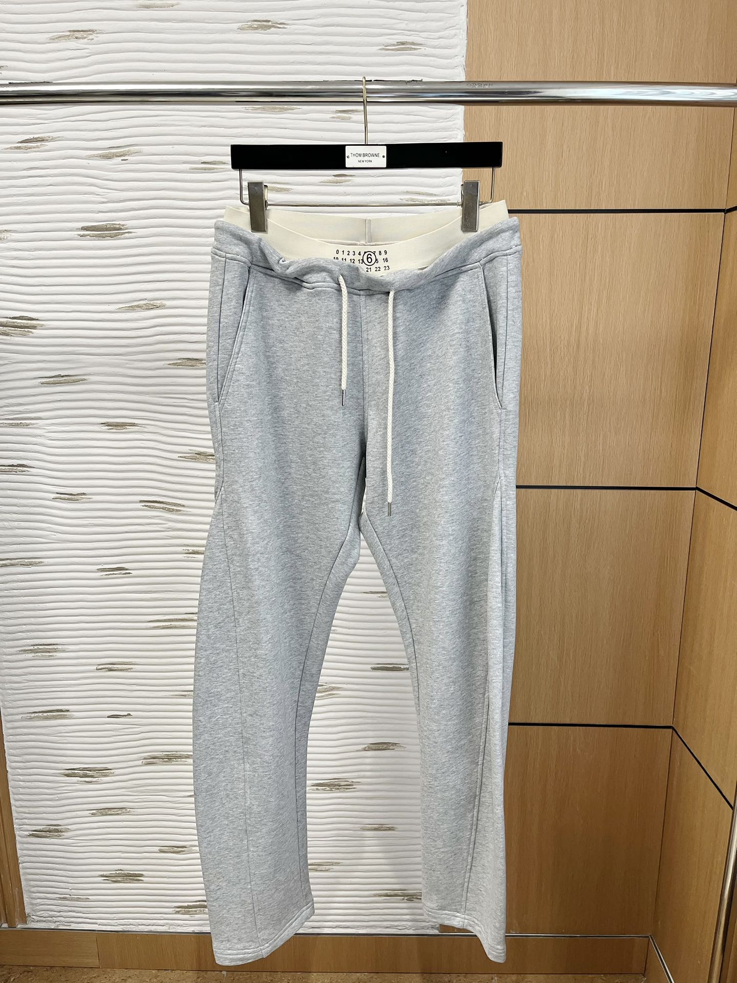 NO:116518,High-end customization>Office official website will be released simultaneously! All accessories are customized for original products, and the trading company's genuine product orders. High-end custom imported fabrics are extracted from natural plant fibers. They are thinner than ordinary cotton fabrics. They feel soft and comfortable to wear. They are not easy to irritate the skin. The fabric is hygroscopic and breathable. Size: s-xl,,alexander wang19860909高端定制>专柜官网同步发售！辅料全部原版定制出品,贸易公司真品订单.高级定制进口面料,以天然植物纖維提炼出来,比一般棉织物轻薄 手感柔软,穿着舒适 完全不易有刺激皮肤 面料吸湿性、透气性良好 尺码: s-xl,,alexander wang,Men's clothing