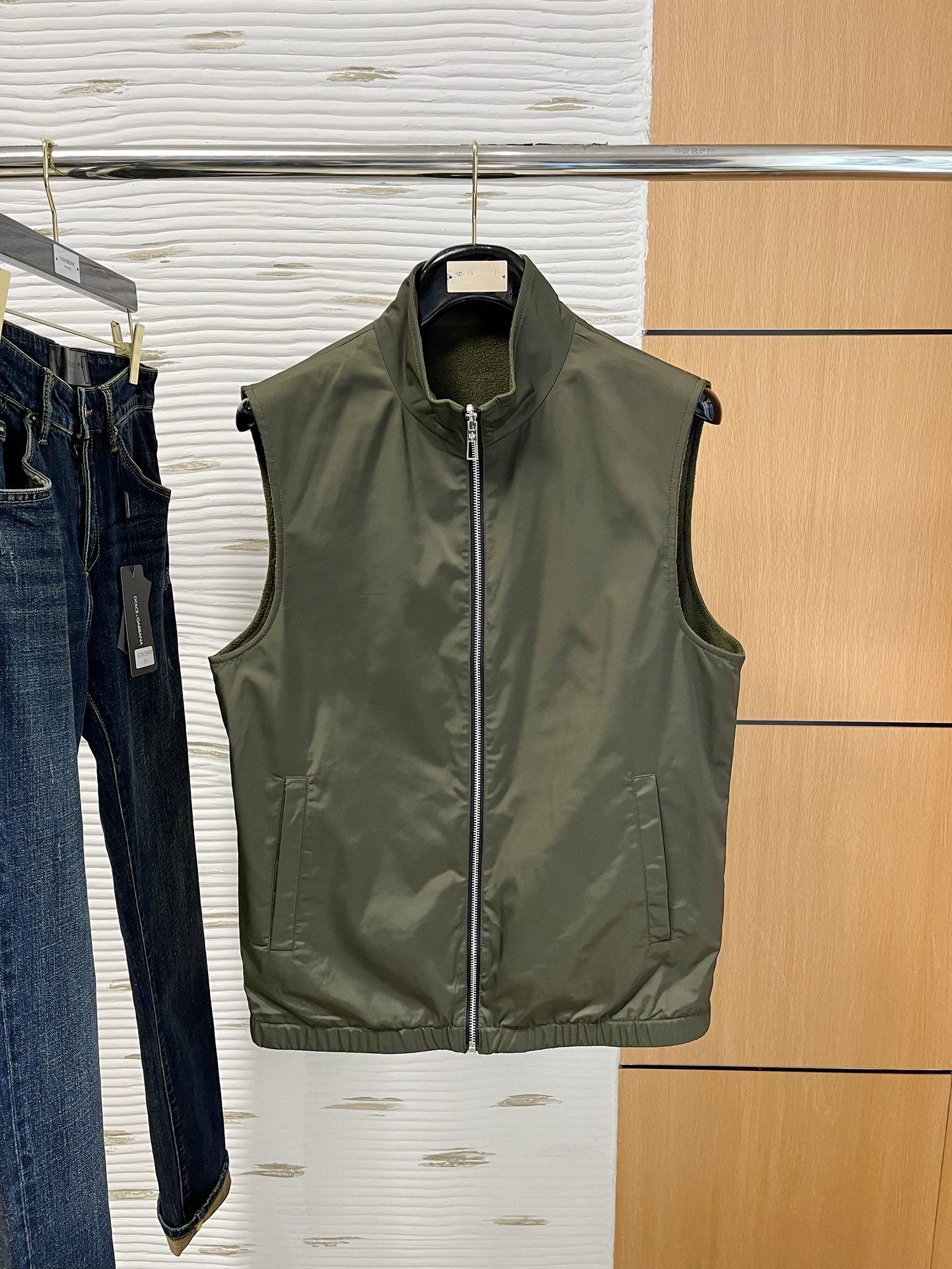 NO:116516,High-end customization>Office official website will be released simultaneously! All accessories are customized for original products, and the trading company's genuine product orders. High-end custom imported fabrics are extracted from natural plant fibers. They are thinner than ordinary cotton fabrics. They feel soft and comfortable to wear. They are not easy to irritate the skin. The fabric is hygroscopic and breathable. Size: 48-56,,alexander wang19860909高端定制>专柜官网同步发售！辅料全部原版定制出品,贸易公司真品订单.高级定制进口面料,以天然植物纖維提炼出来,比一般棉织物轻薄 手感柔软,穿着舒适 完全不易有刺激皮肤 面料吸湿性、透气性良好 尺码: 48-56,,alexander wang,Men's clothing