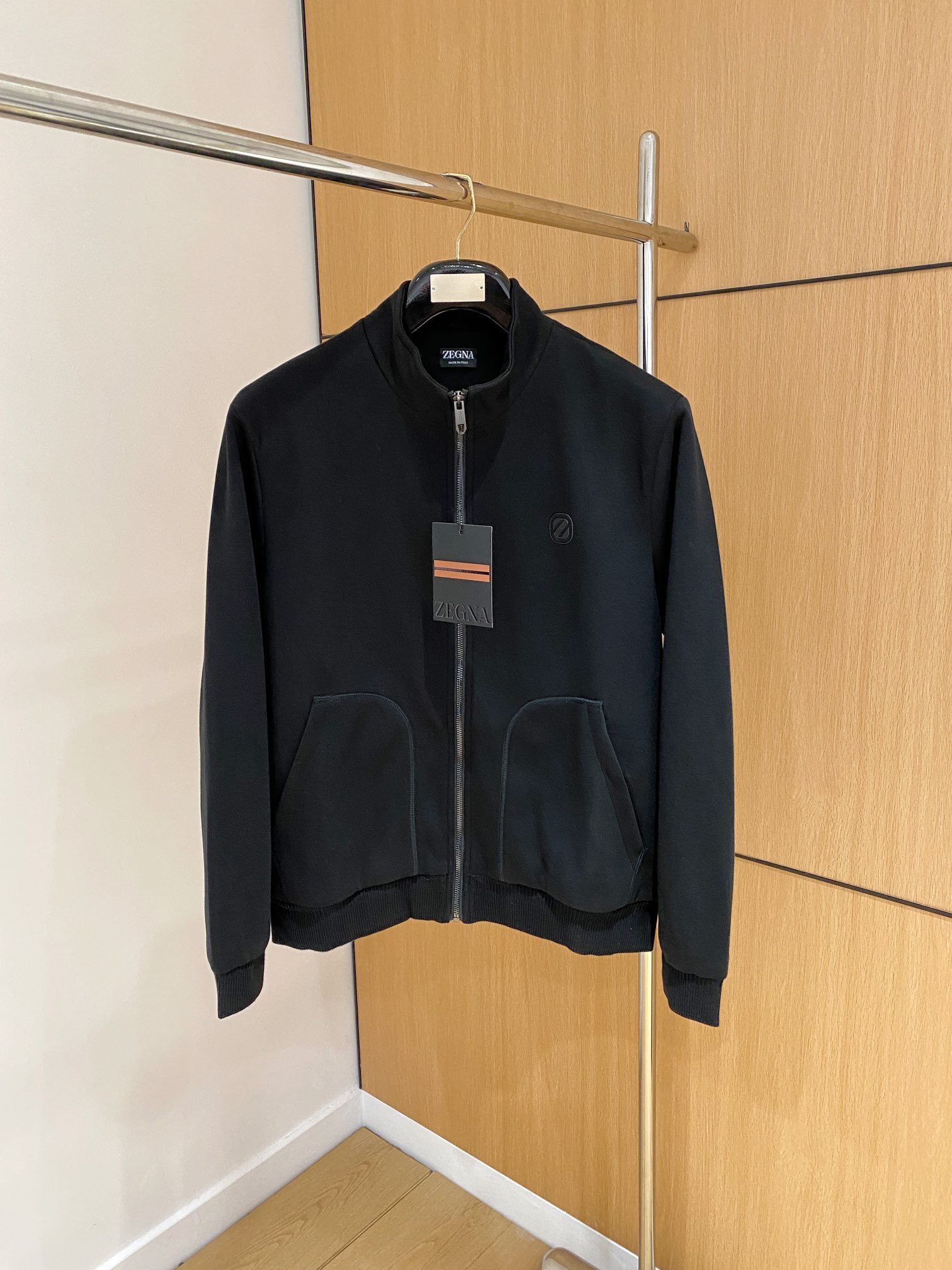 NO:122950,High-end customization>Office official website will be released simultaneously! All accessories are customized for original products, and the trading company's genuine product orders. High-end custom imported fabrics are extracted from natural plant fibers. They are thinner than ordinary cotton fabrics. They feel soft and comfortable to wear. They are not easy to irritate the skin. The fabric is hygroscopic and breathable. Size: 48-56,,alexander wang19860909高端定制>专柜官网同步发售！辅料全部原版定制出品,贸易公司真品订单.高级定制进口面料,以天然植物纖維提炼出来,比一般棉织物轻薄 手感柔软,穿着舒适 完全不易有刺激皮肤 面料吸湿性、透气性良好 尺码: 48-56,,alexander wang,Men's clothing