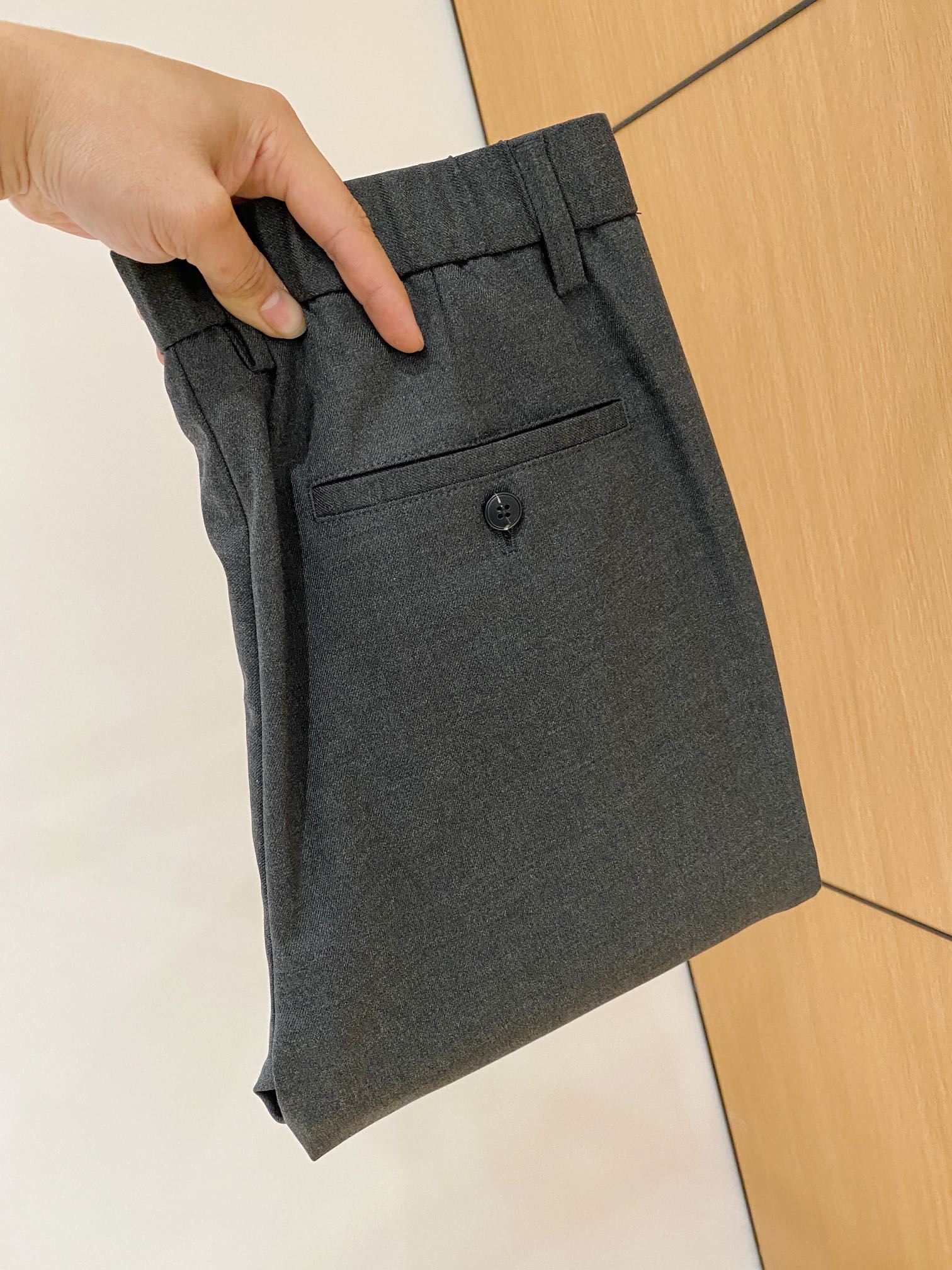 NO:128880,High-end customization>Office official website will be released simultaneously! All accessories are customized for original products, and the trading company's genuine product orders. High-end custom imported fabrics are extracted from natural plant fibers. They are thinner than ordinary cotton fabrics. They feel soft and comfortable to wear. They are not easy to irritate the skin. The fabric is hygroscopic and breathable. Size: 30-36 No 35,,alexander wang19860909高端定制>专柜官网同步发售！辅料全部原版定制出品,贸易公司真品订单.高级定制进口面料,以天然植物纖維提炼出来,比一般棉织物轻薄 手感柔软,穿着舒适 完全不易有刺激皮肤 面料吸湿性、透气性良好 尺码: 30-36无35,,alexander wang,Men's clothing