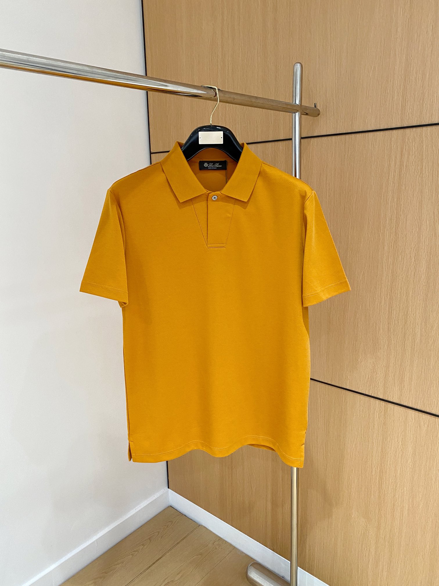 NO:128883,High-end customization>Office official website will be released simultaneously! All accessories are customized for original products, and the trading company's genuine product orders. High-end custom imported fabrics are extracted from natural plant fibers. They are thinner than ordinary cotton fabrics. They feel soft and comfortable to wear. They are not easy to irritate the skin. The fabric is hygroscopic and breathable. Size: 48-54,,alexander wang19860909高端定制>专柜官网同步发售！辅料全部原版定制出品,贸易公司真品订单.高级定制进口面料,以天然植物纖維提炼出来,比一般棉织物轻薄 手感柔软,穿着舒适 完全不易有刺激皮肤 面料吸湿性、透气性良好 尺码: 48-54,,alexander wang,Men's clothing