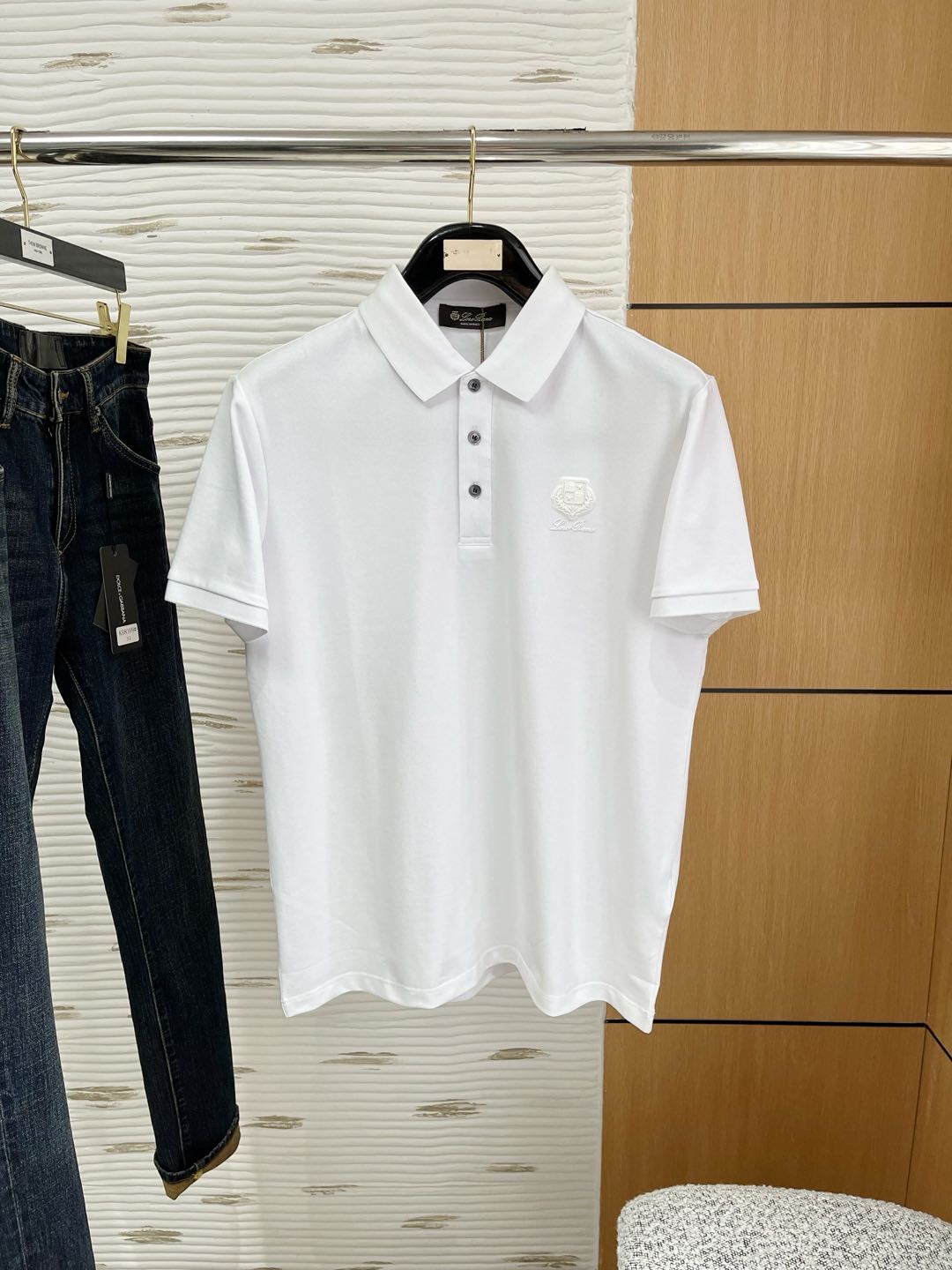 NO:128889,High-end customization>Office official website will be released simultaneously! All accessories are customized for original products, and the trading company's genuine product orders. High-end custom imported fabrics are extracted from natural plant fibers. They are thinner than ordinary cotton fabrics. They feel soft and comfortable to wear. They are not easy to irritate the skin. The fabric is hygroscopic and breathable. Size: 48-56,,alexander wang19860909高端定制>专柜官网同步发售！辅料全部原版定制出品,贸易公司真品订单.高级定制进口面料,以天然植物纖維提炼出来,比一般棉织物轻薄 手感柔软,穿着舒适 完全不易有刺激皮肤 面料吸湿性、透气性良好 尺码: 48-56,,alexander wang,Men's clothing