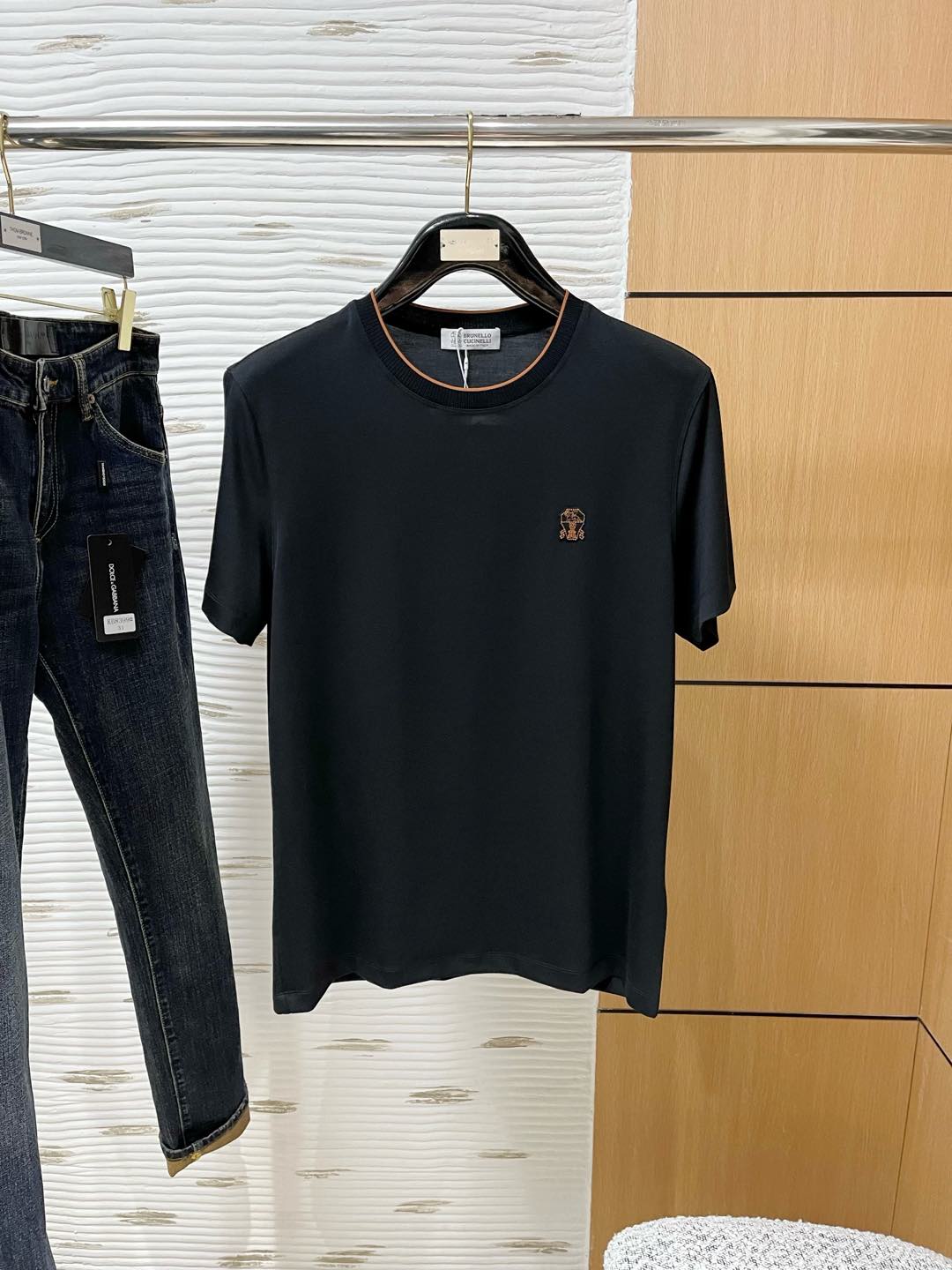 NO:160594,The counter official website will be released simultaneously! All accessories are customized for original products, and the trading company's genuine product orders. High-end custom imported fabrics are extracted from natural plant fibers. They are thinner than ordinary cotton fabrics. They feel soft and comfortable to wear. They are not easy to irritate the skin. The fabric is hygroscopic and breathable. Size: 48-56,,alexander wang19860909专柜官网同步发售！辅料全部原版定制出品,贸易公司真品订单.高级定制进口面料,以天然植物纖維提炼出来,比一般棉织物轻薄 手感柔软,穿着舒适 完全不易有刺激皮肤 面料吸湿性、透气性良好 尺码: 48-56,,alexander wang,Men's clothing