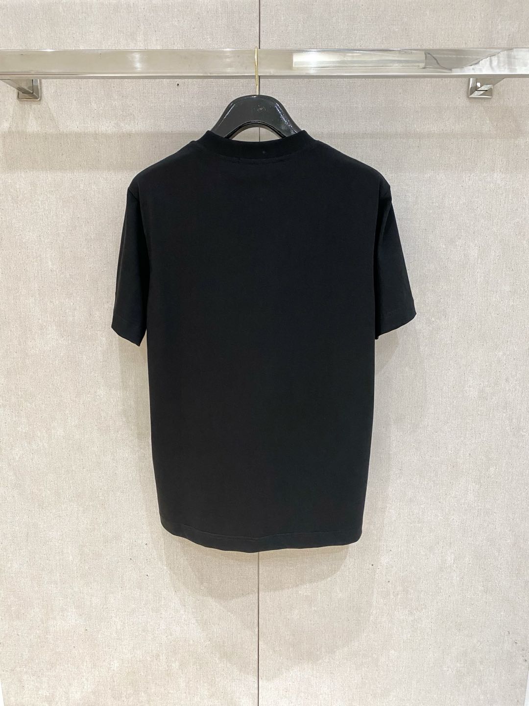 Gucci Men's Black Cotton T-Shirt with Graphic Logo Print 9 i1735831880049 4603 0 8