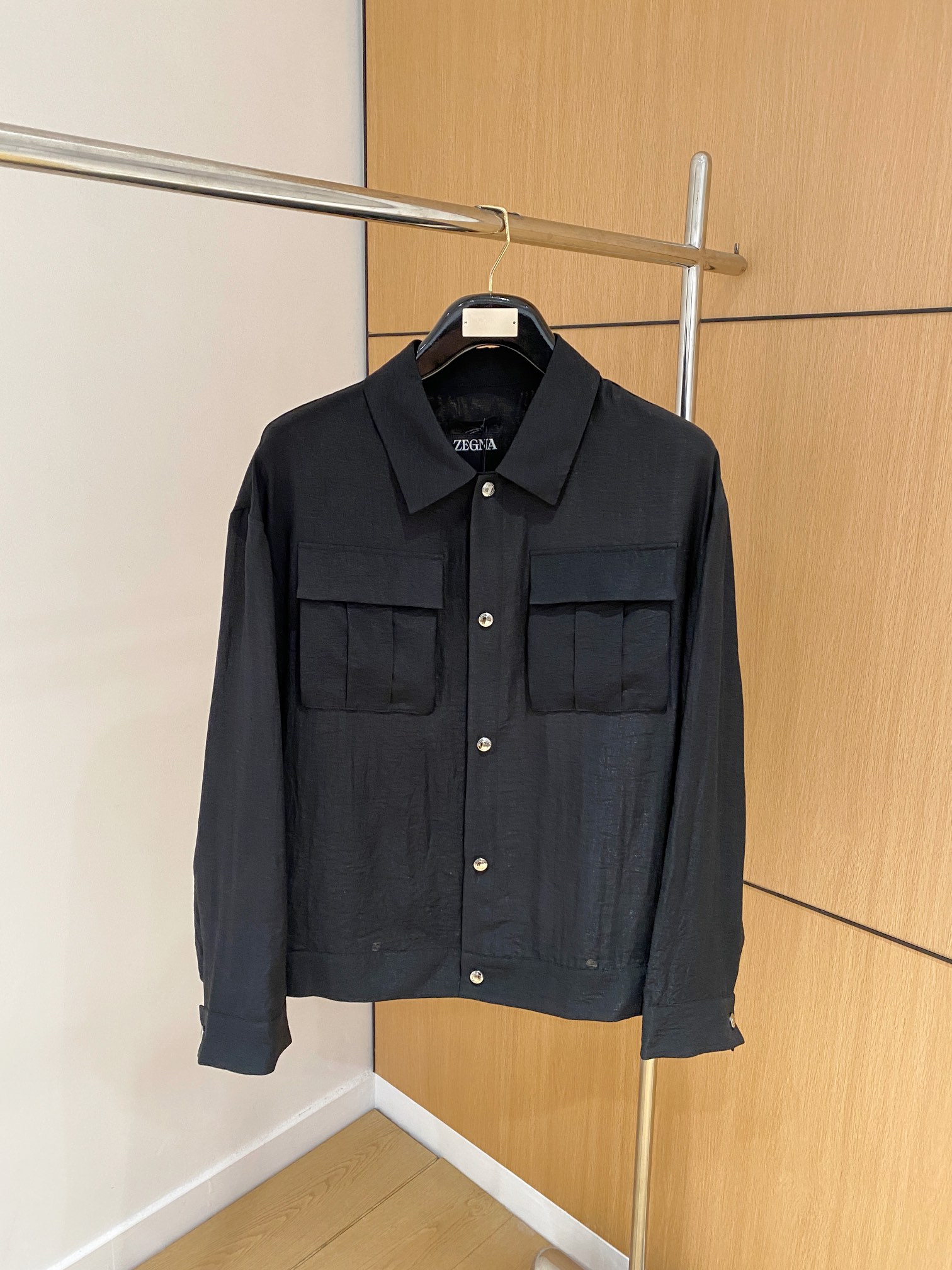 NO:120729,The same style on the official website, complete with three standards!  2025 spring and summer new men's jacket, fashionable and casual high-end version!  Customized fabrics for counters are breathable and comfortable, with impeccable details, and the brand element design concept reflects high quality. The feel is delicate and soft!  It is casually cut, with a great upper body style!  Code number M-3Xl.,,zegna,jackets & coats,jackets & coats,alexander wang19860909杰尼亚 官网同款,三标齐全！2025春夏新款男士夹克外套,时尚休闲高端版本！专柜定制面料 透气舒适度高,细节无可挑剔,品牌元素设计理念,体现高品质.手感细腻柔软！呈现休闲裁剪,上身版型超赞！码数M-3Xl .,,zegna,jackets & coats,jackets & coats,alexander wang,Men's clothing