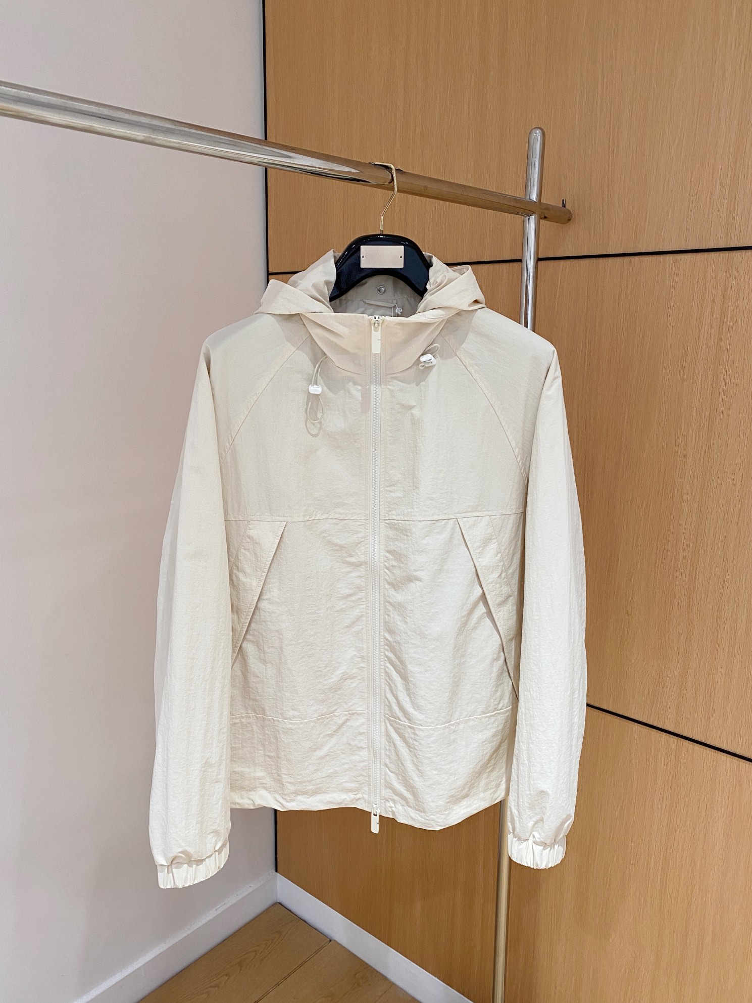 NO:118354,The same style on the official website of Burberry, complete with three standards!  2025 spring and summer new men's jacket, fashionable and casual high-end version!  Customized fabrics for counters are breathable and comfortable, with impeccable details, and the brand element design concept reflects high quality. The feel is delicate and soft!  It is casually cut, with a great upper body style!  Code number M-3Xl.,,burberry,jackets & coats,jackets & coats,alexander wang19860909巴宝莉官网同款,三标齐全！2025春夏新款男士夹克外套,时尚休闲高端版本！专柜定制面料 透气舒适度高,细节无可挑剔,品牌元素设计理念,体现高品质.手感细腻柔软！呈现休闲裁剪,上身版型超赞！码数M-3Xl .,,burberry,jackets & coats,jackets & coats,alexander wang,Men's clothing